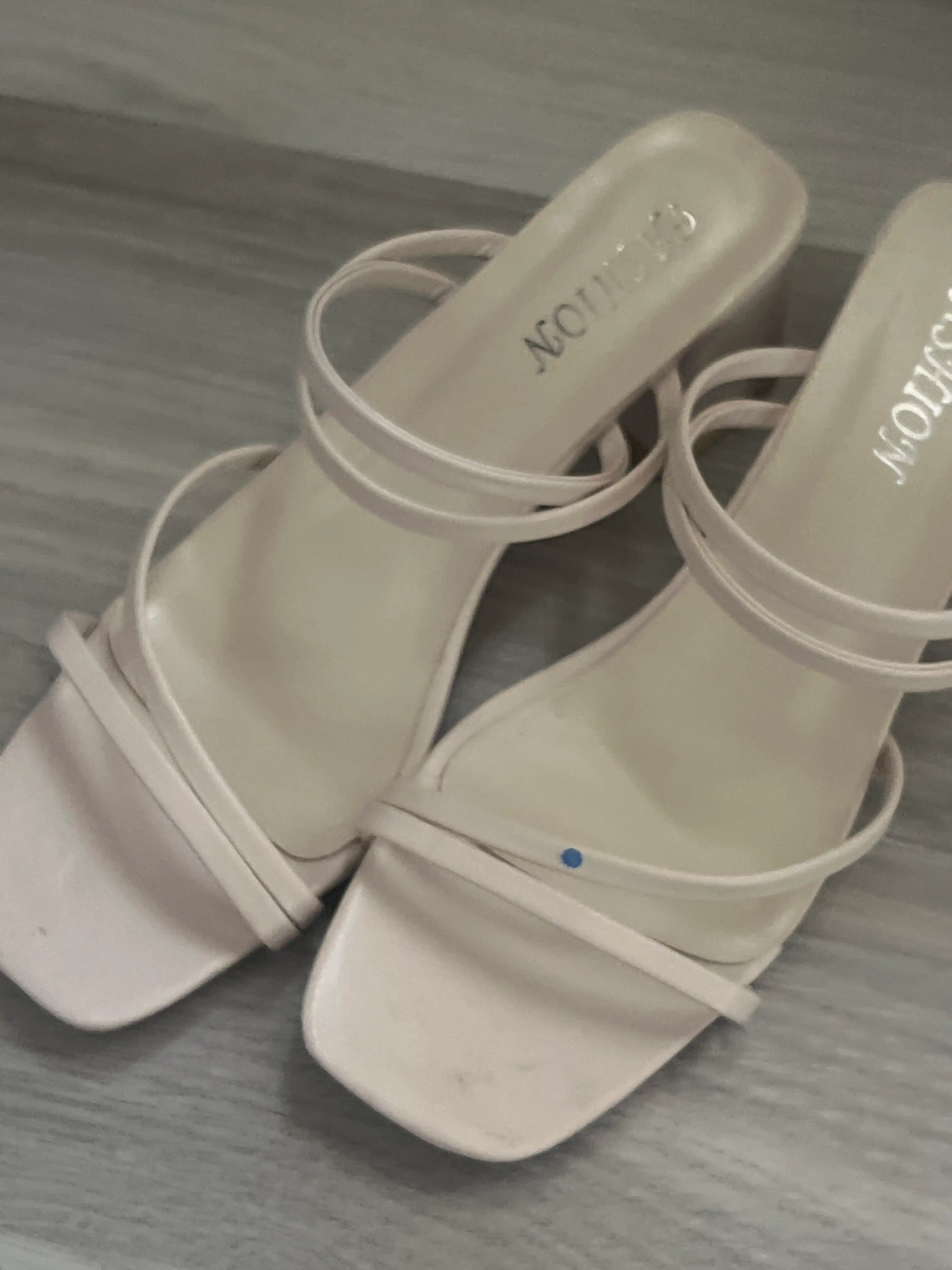 Ayollar uchun bosonojka yozgi, o‘rta poshna, kvadrat burun, minimalistik yozgi sandal