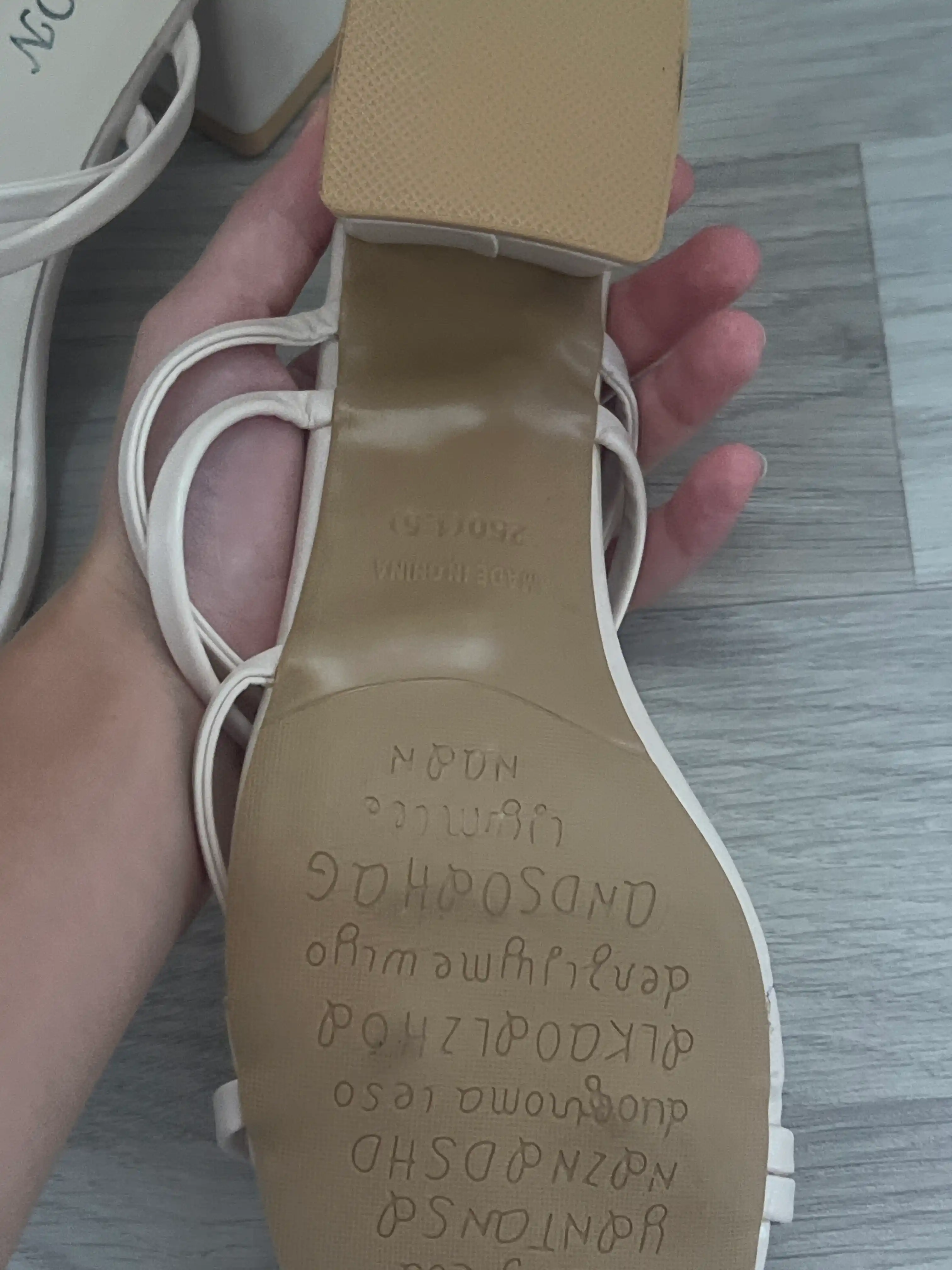 Ayollar uchun bosonojka yozgi, o‘rta poshna, kvadrat burun, minimalistik yozgi sandal