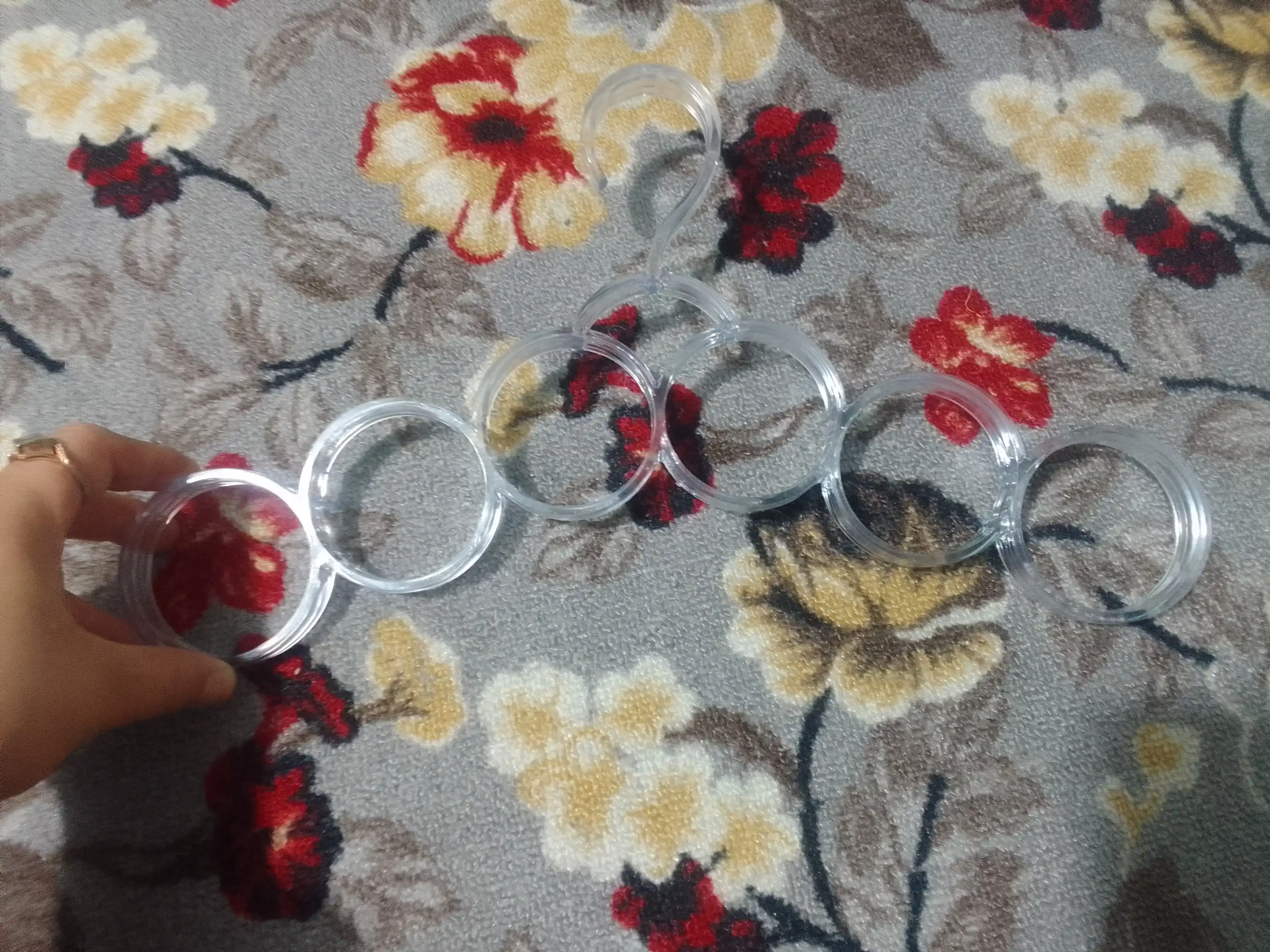 Ko'p qavatli ilgich, plastik, ro'mol va sharf, galstuk va kamar saqlash uchun