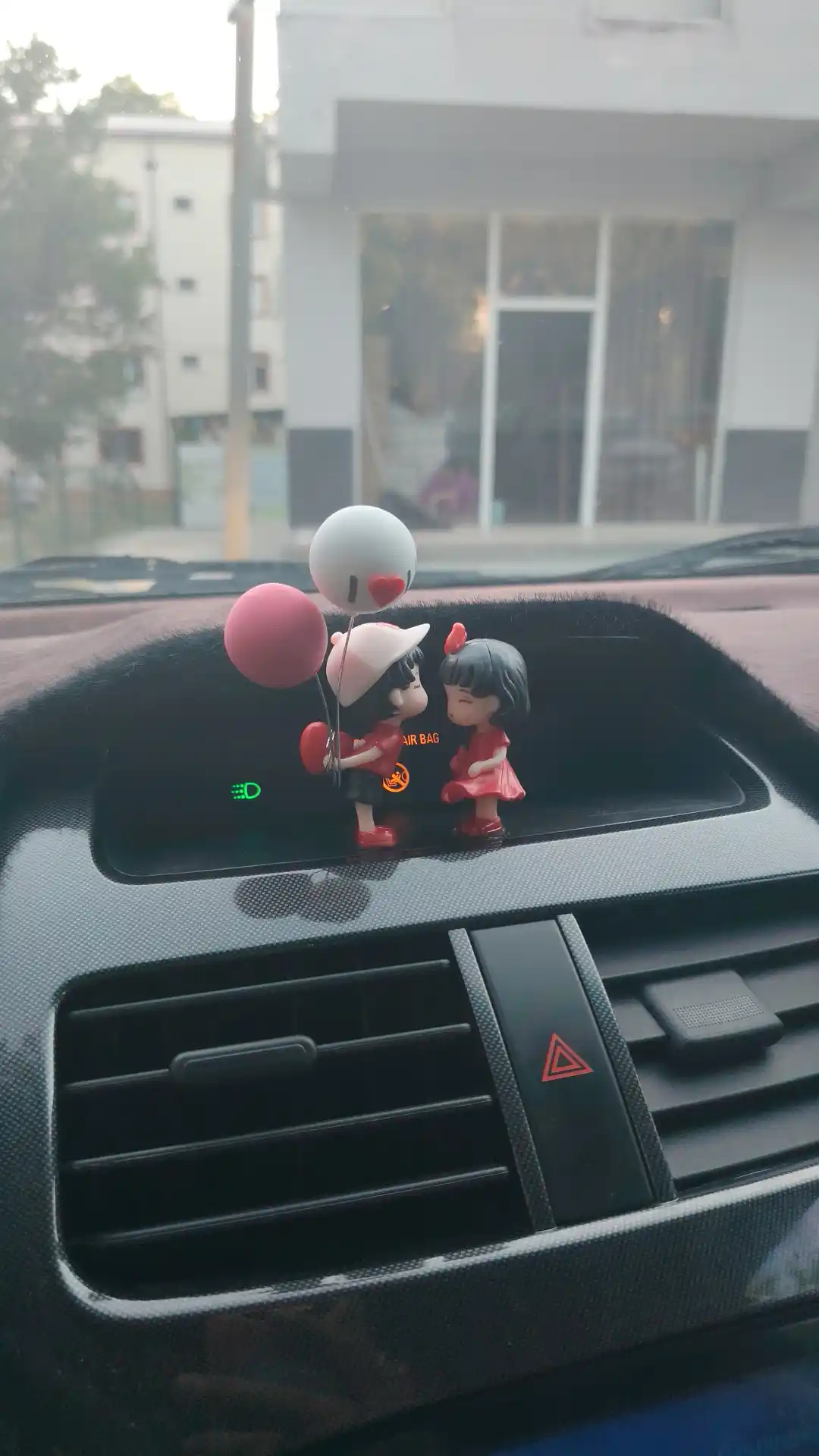 Игрушка на панель авто, фигурка в машину