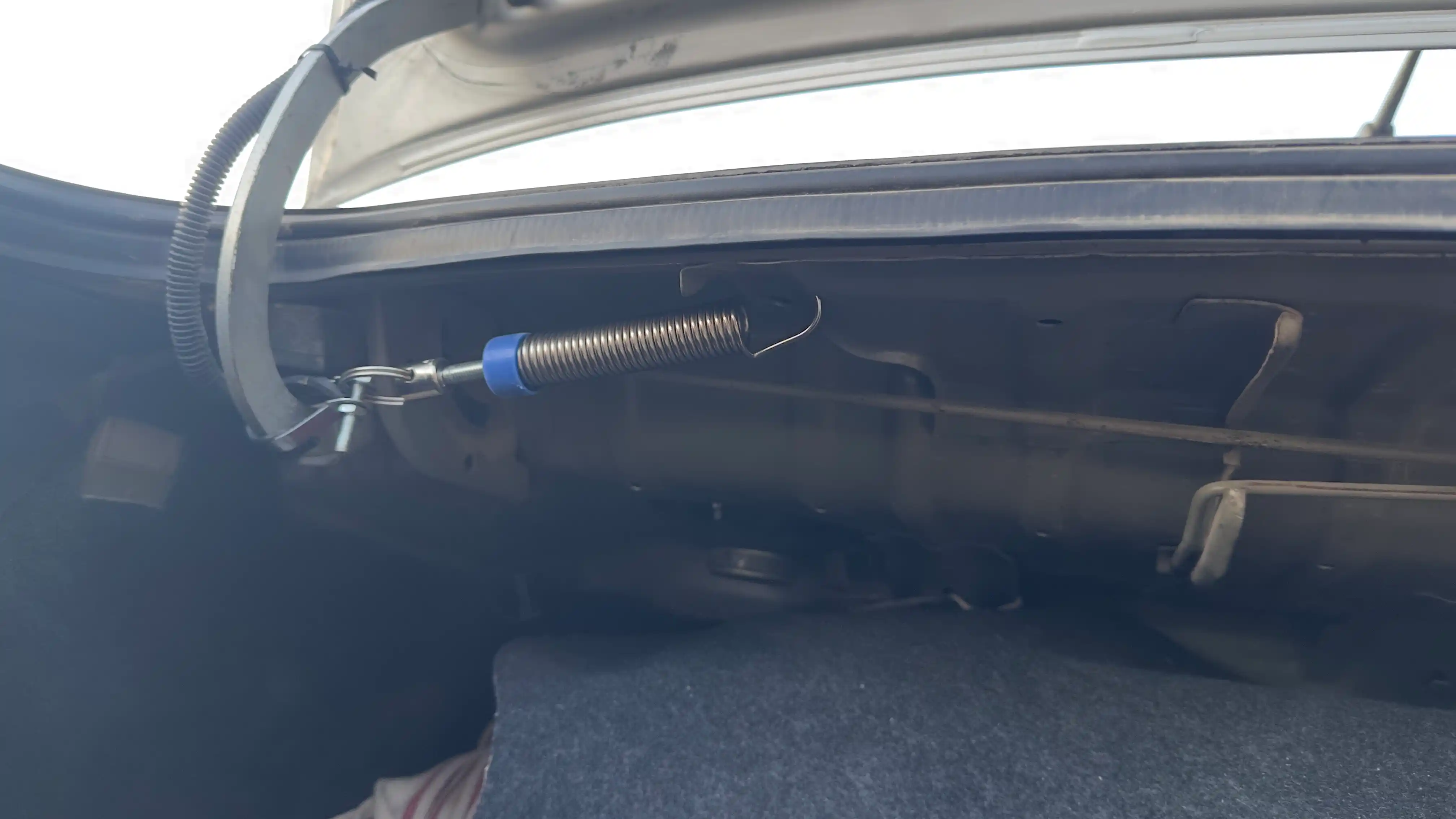 Универсальная пружина для открывания багажника автомобиля