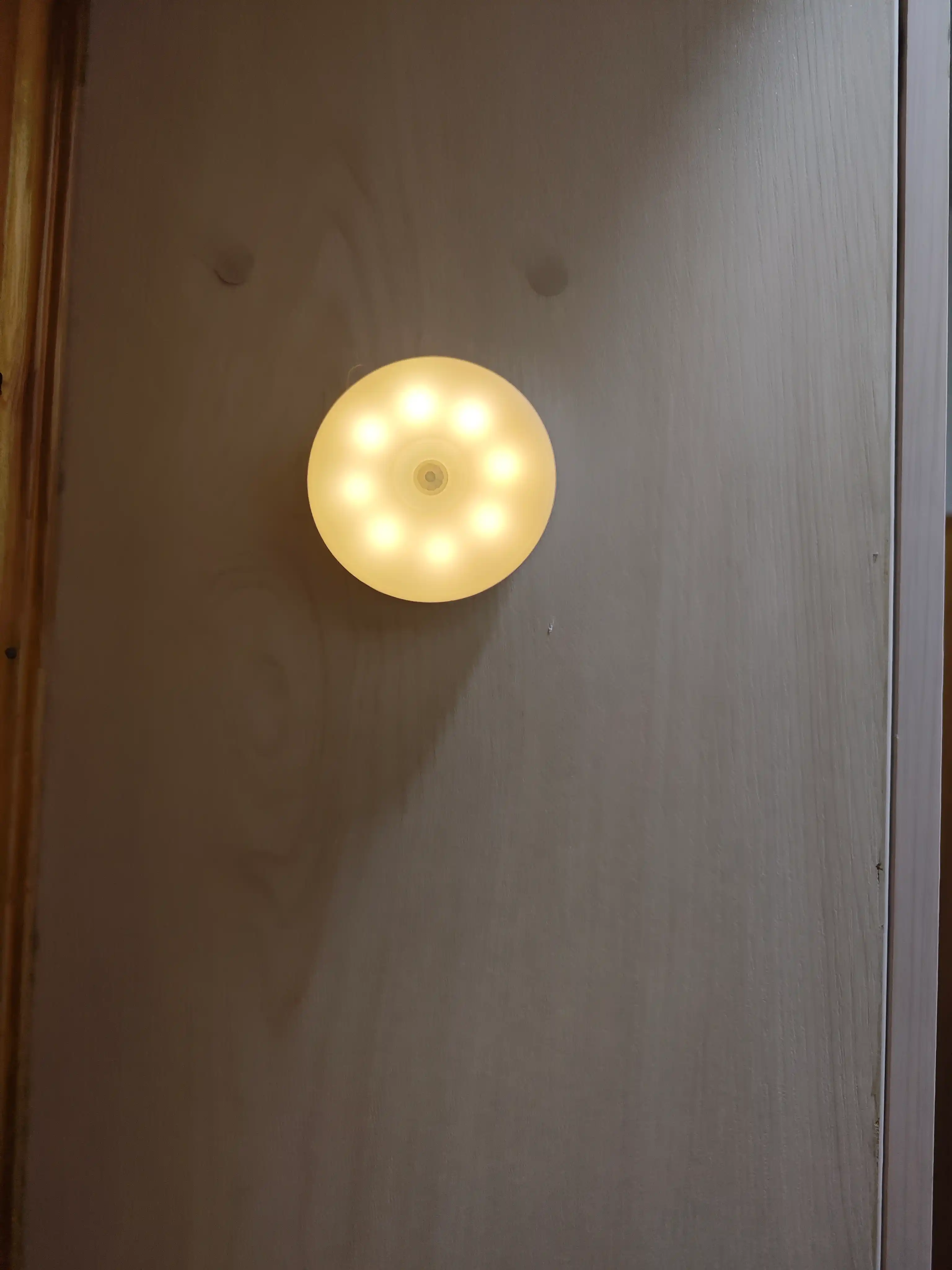 Svetilnik sensorli LED chiroq, tungi chiroq, simsiz, harakat datchigi bilan, oq rangda