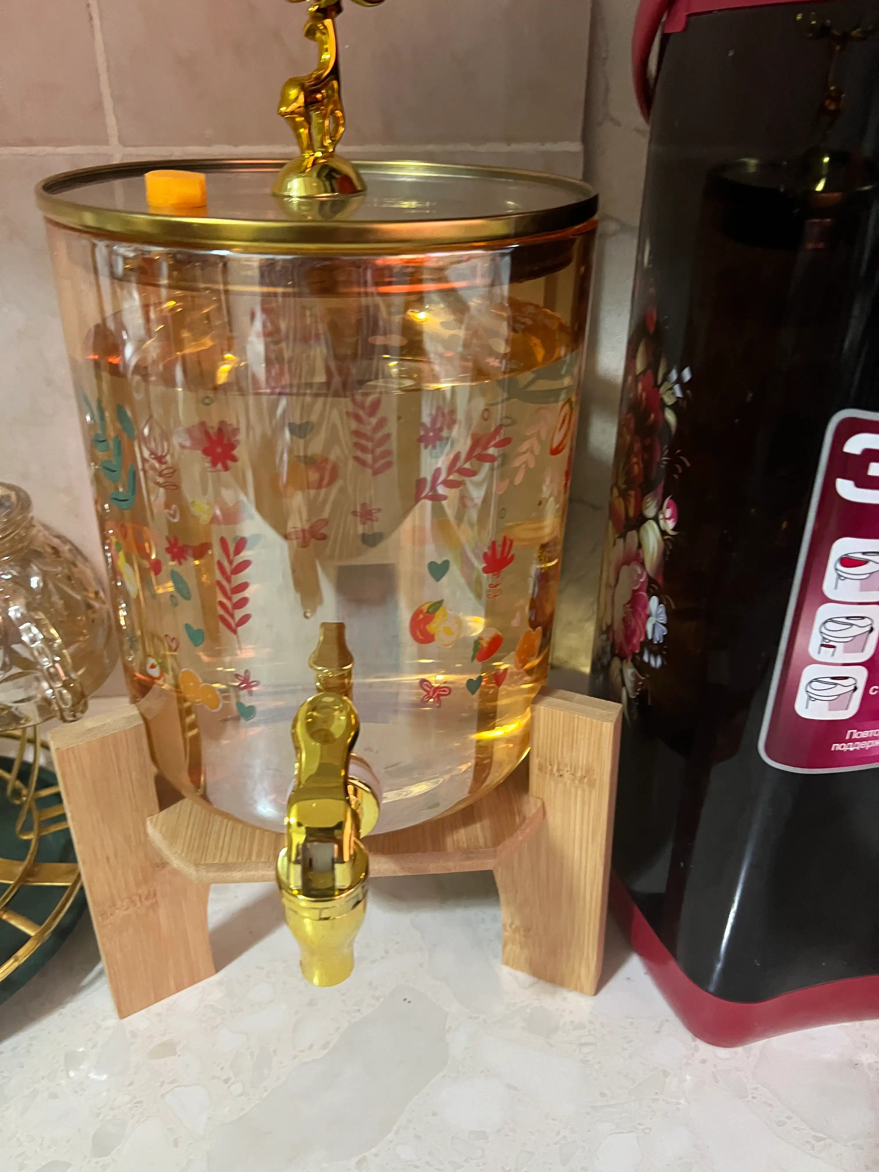 Limonad ichimligi uchun grafinlar va qopqoqli shisha idishlar
