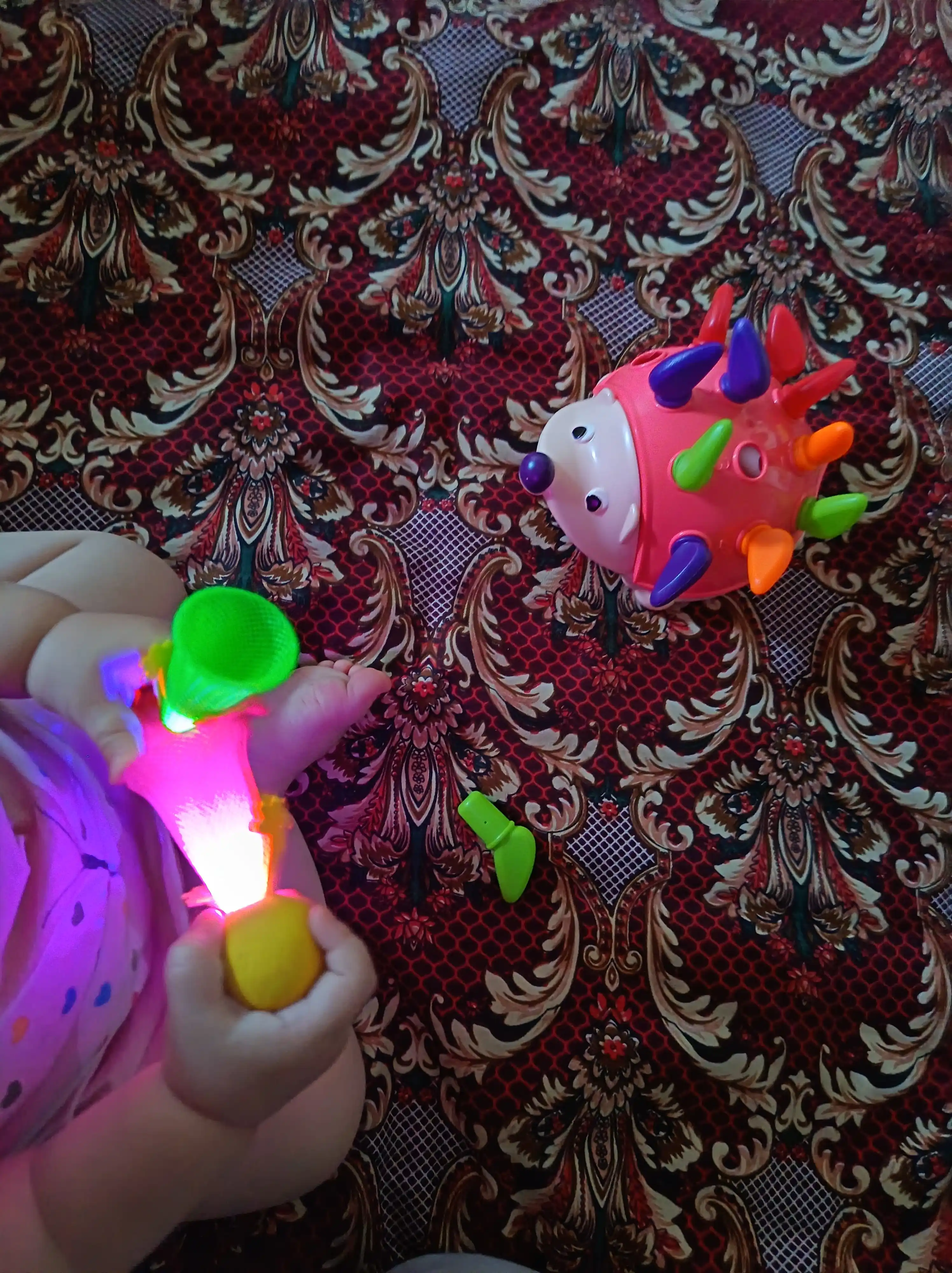 LED Chiroqli Sakrovchi Antistress O'yinchoq - Yumshoq Emoji Rangli Antistress Mesh Shar