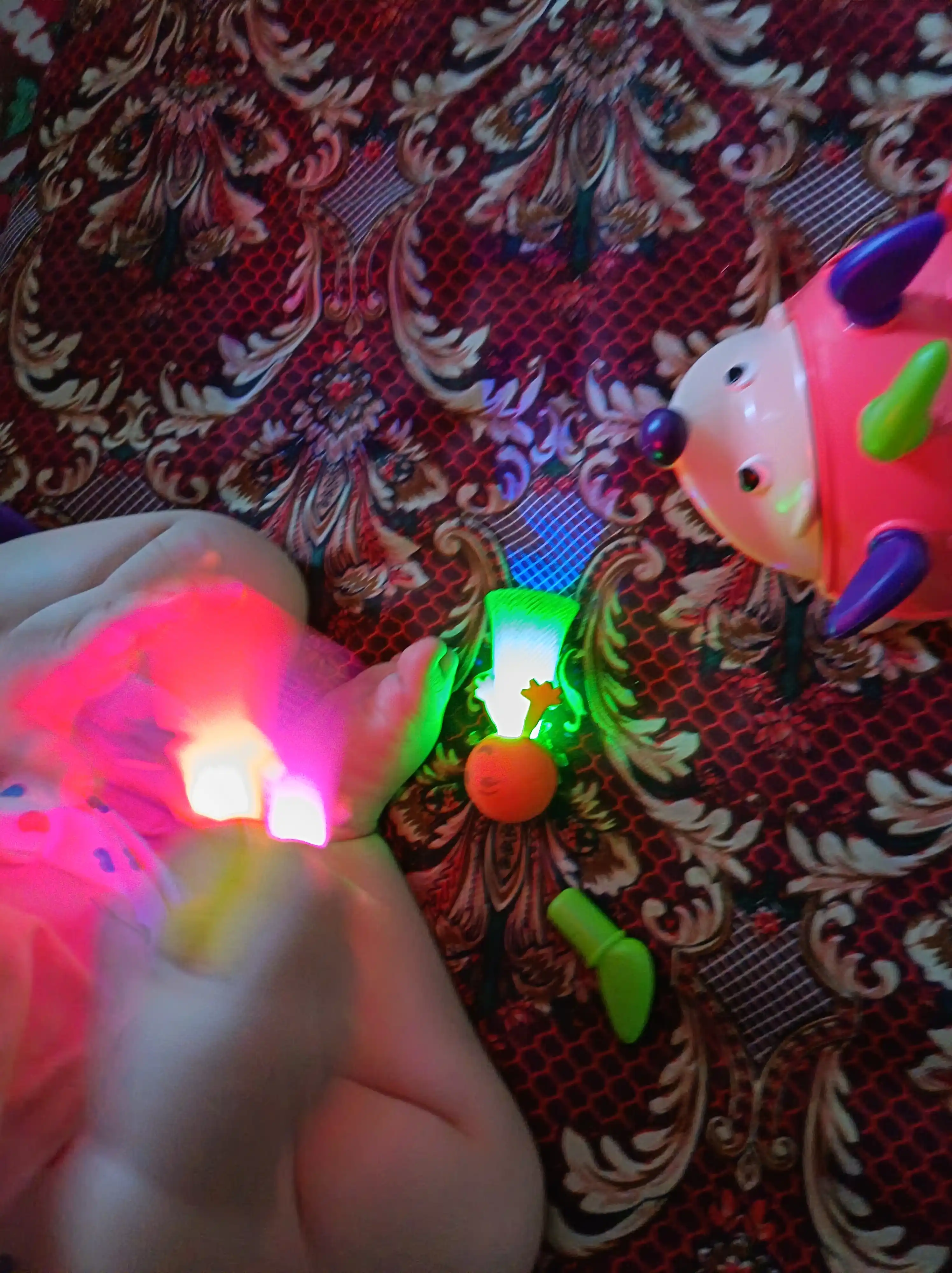 LED Chiroqli Sakrovchi Antistress O'yinchoq - Yumshoq Emoji Rangli Antistress Mesh Shar