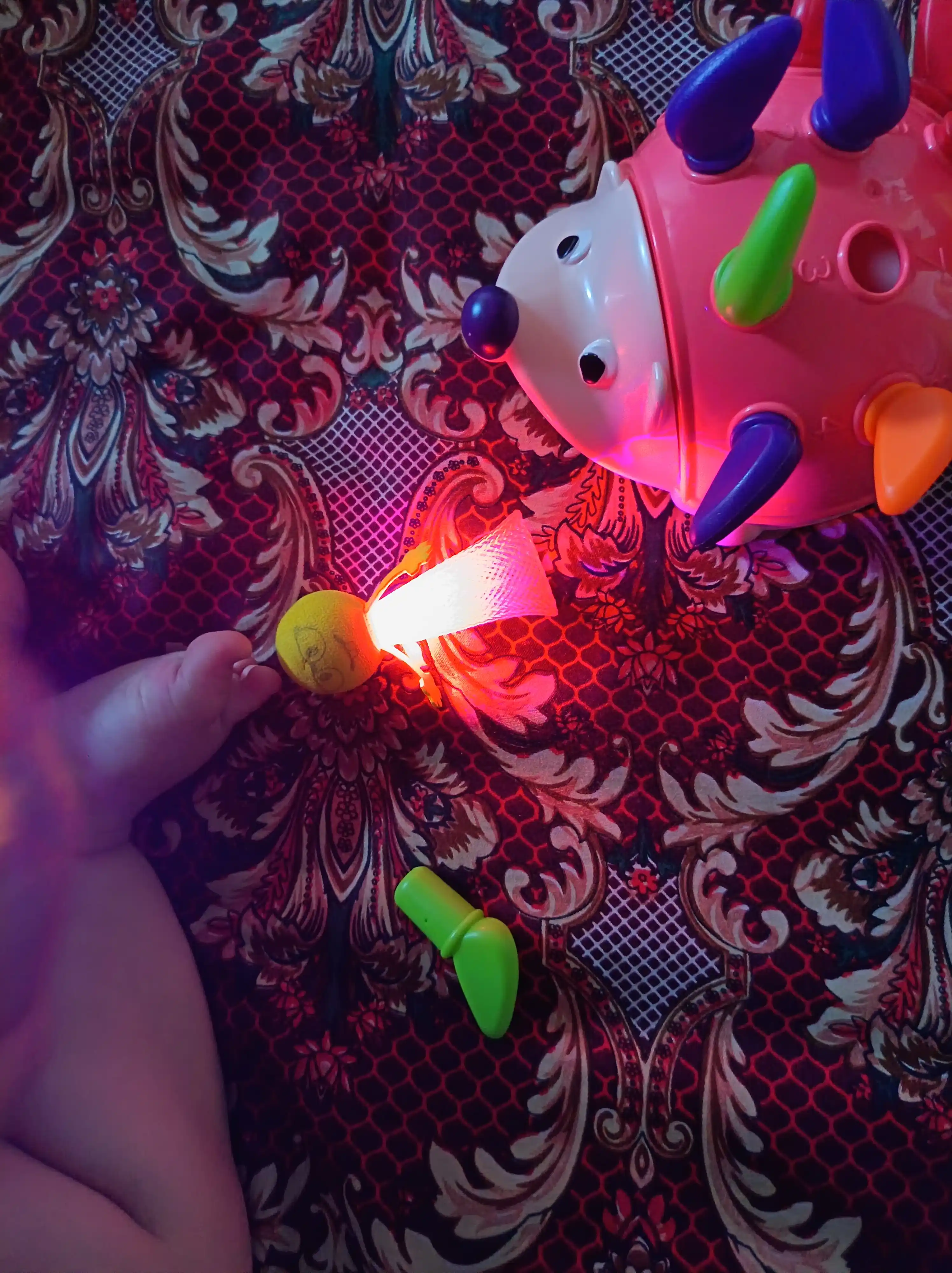 LED Chiroqli Sakrovchi Antistress O'yinchoq - Yumshoq Emoji Rangli Antistress Mesh Shar