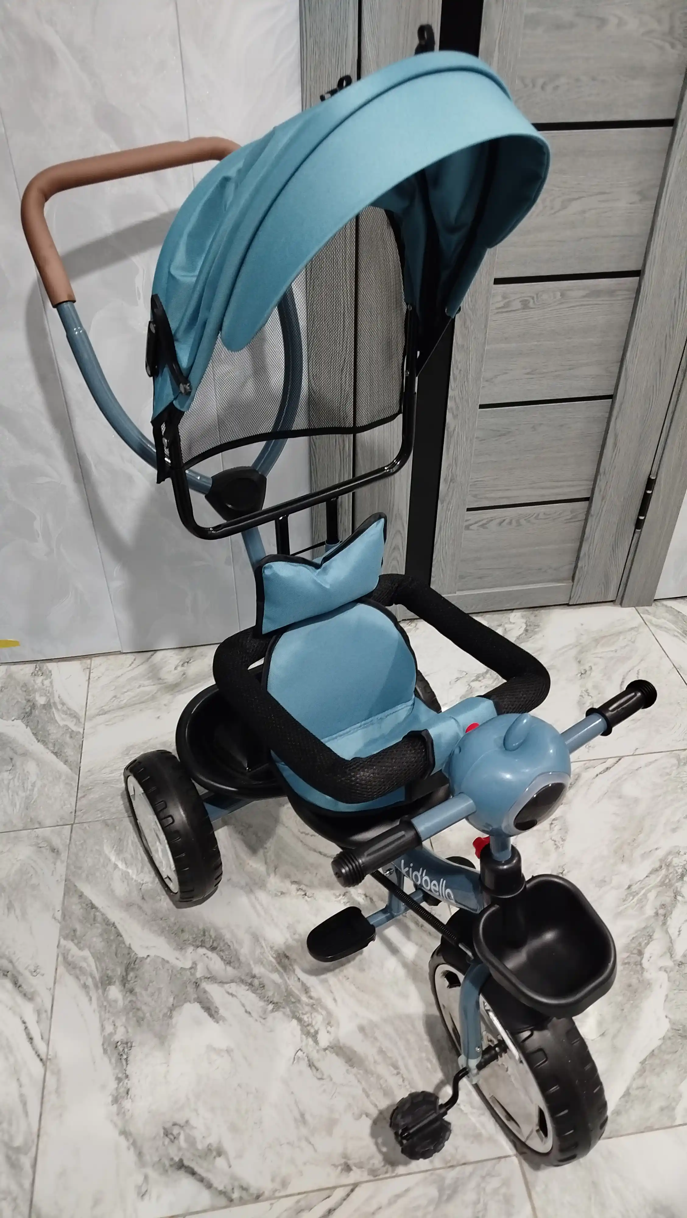 Bolalar velosiped aravachasi, chiroqlari yonib turuvchi uch g‘ildirakli velosiped, savat