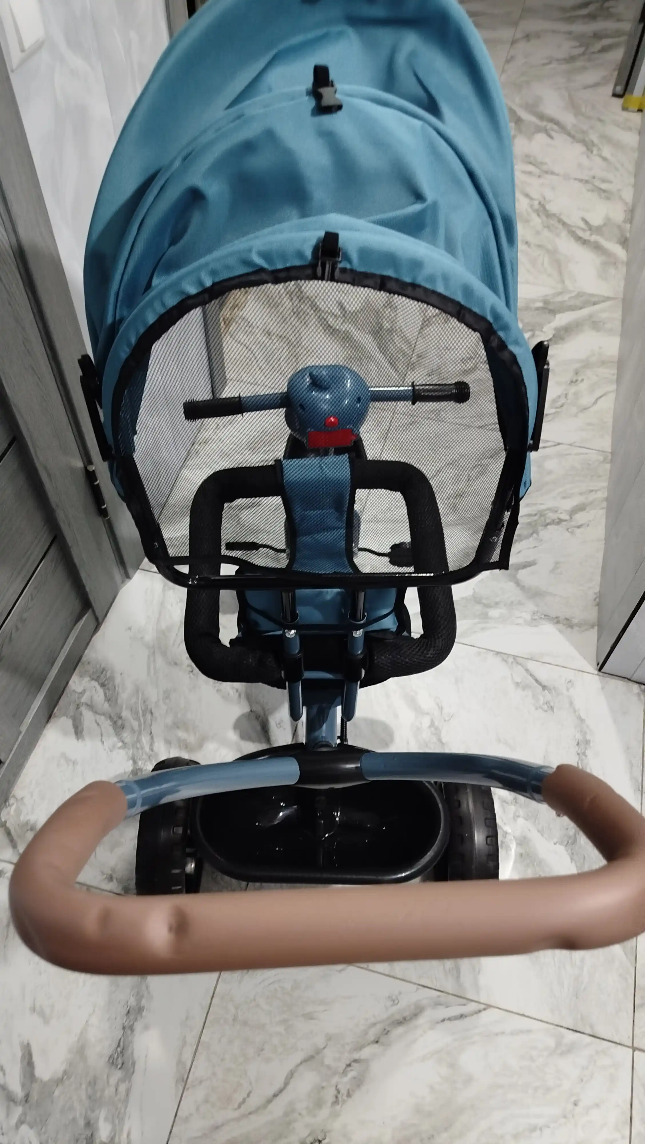 Bolalar velosiped aravachasi, chiroqlari yonib turuvchi uch g‘ildirakli velosiped, savat