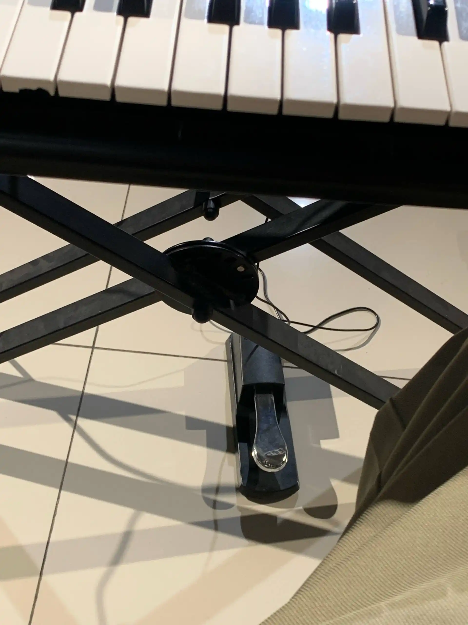Pedal, sintezator, raqamli pianino, musiqa yaratish, sahna ijrosi