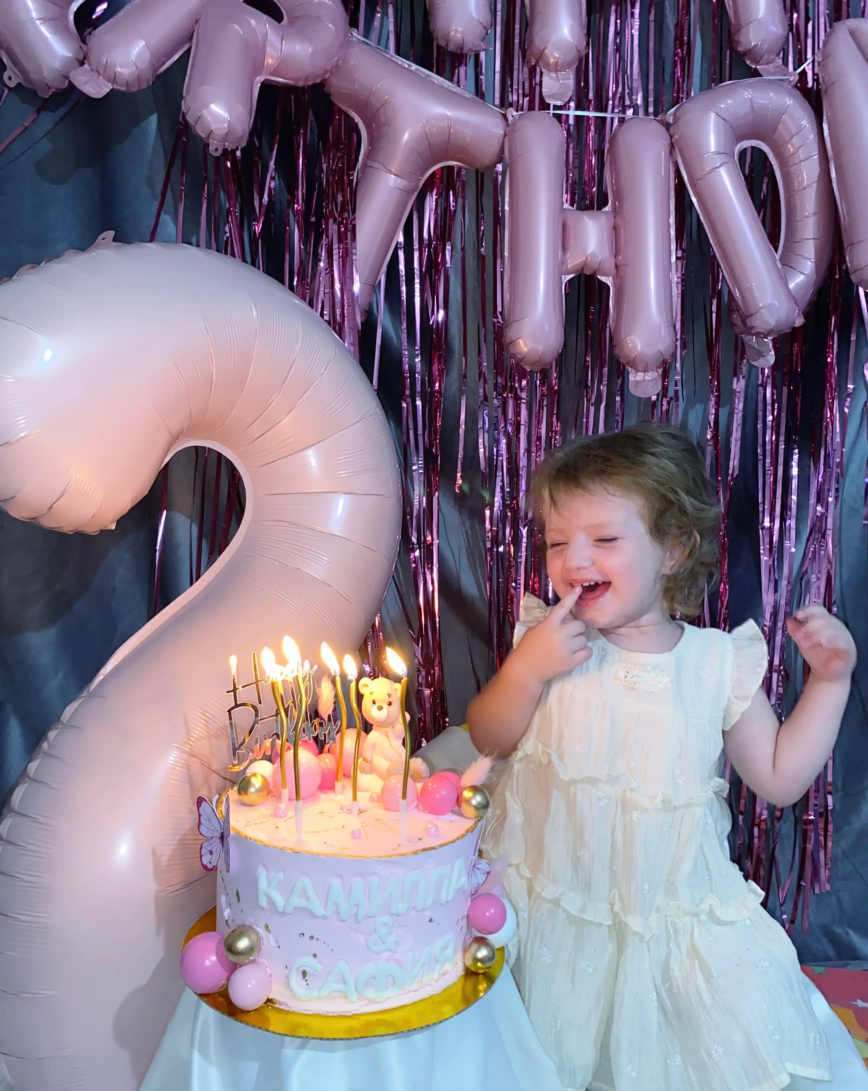 Воздушные шары с Happy Birthday для фотозоны