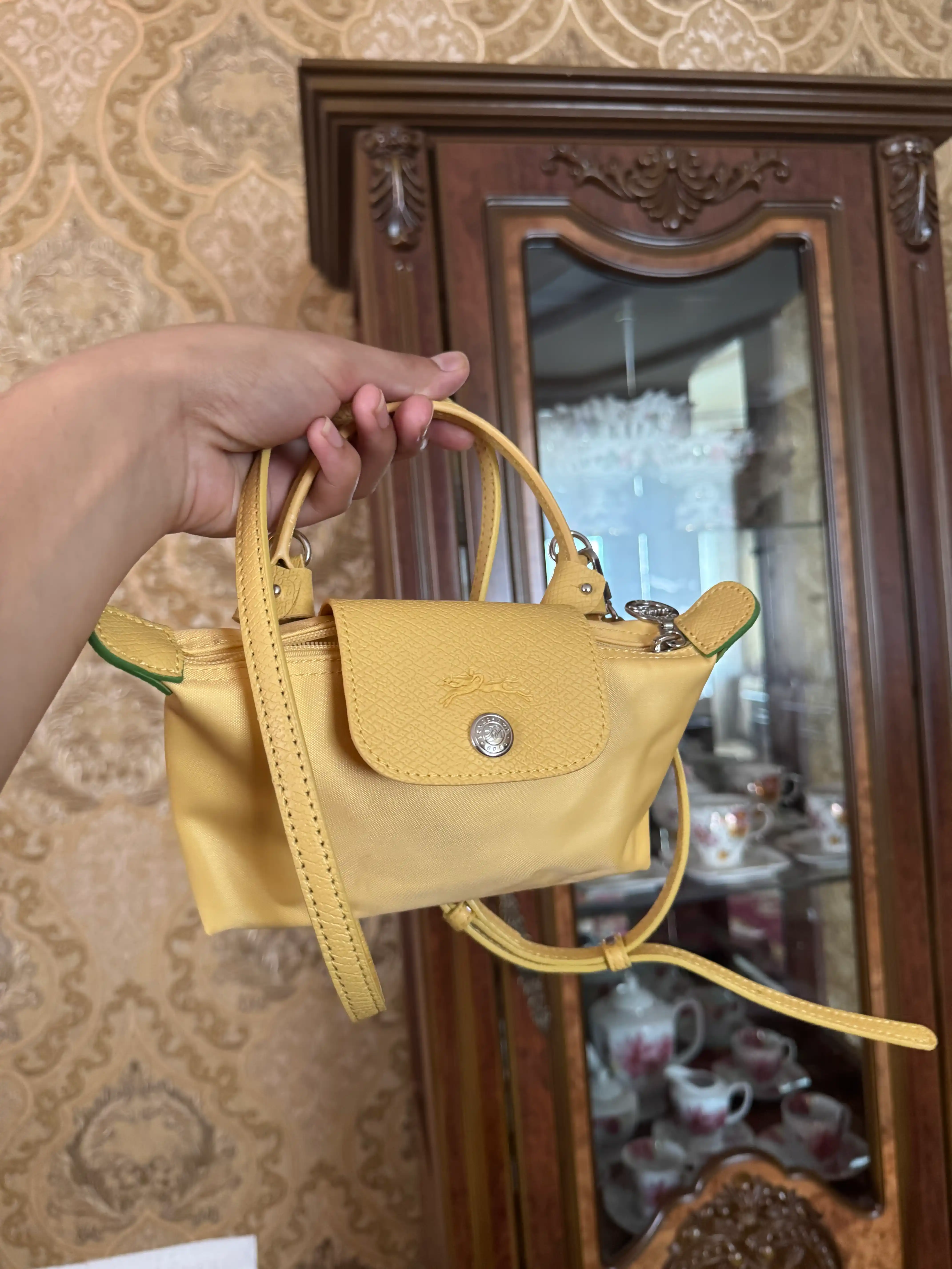 Ayollar sumkasi, mini Longchamp Le Pliage uslubida, yelkadan o‘tkazilgan ixcham