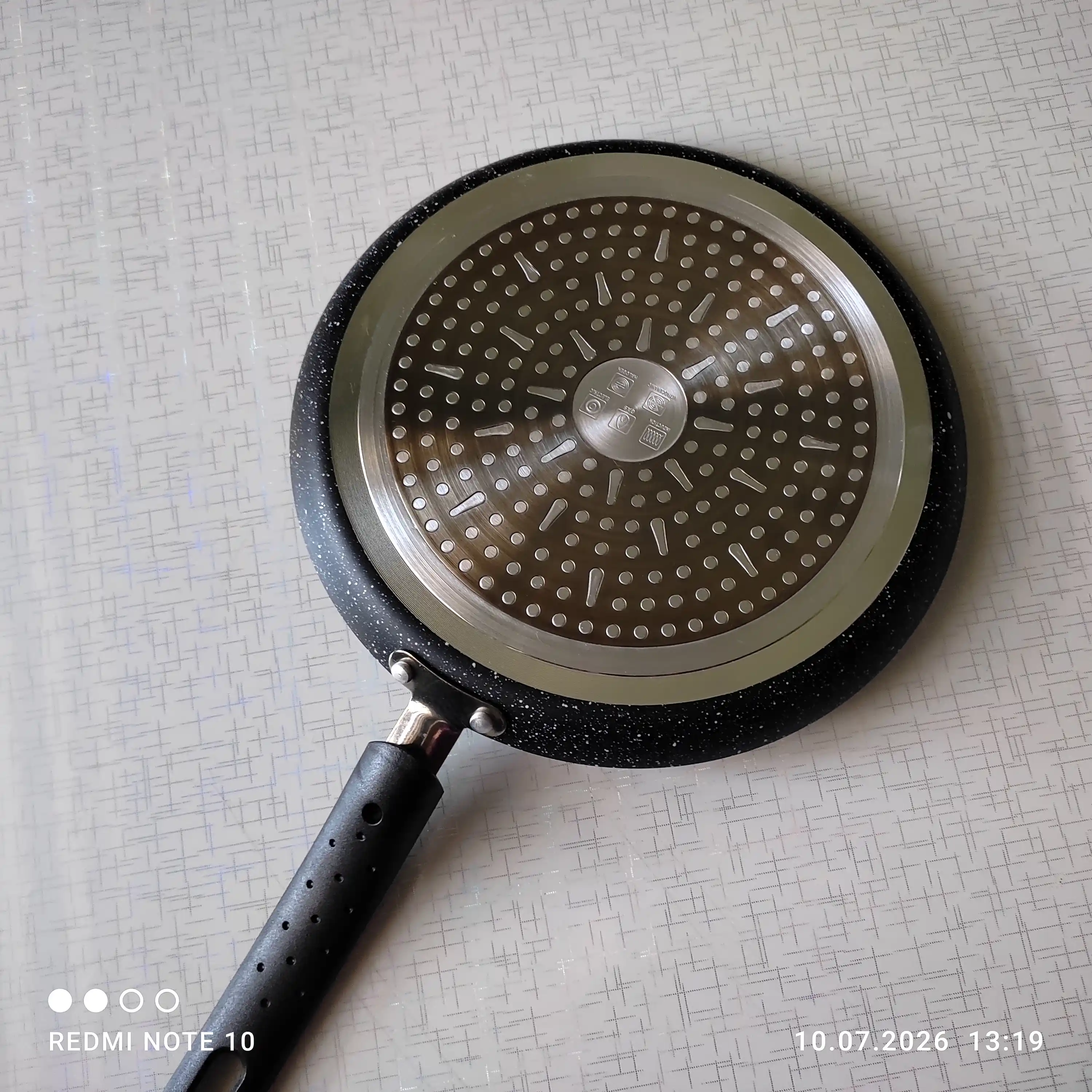 Blinnitsa tagiga olmaydigan quymoq va blinchiklar uchun tova, cheti past, 24 sm