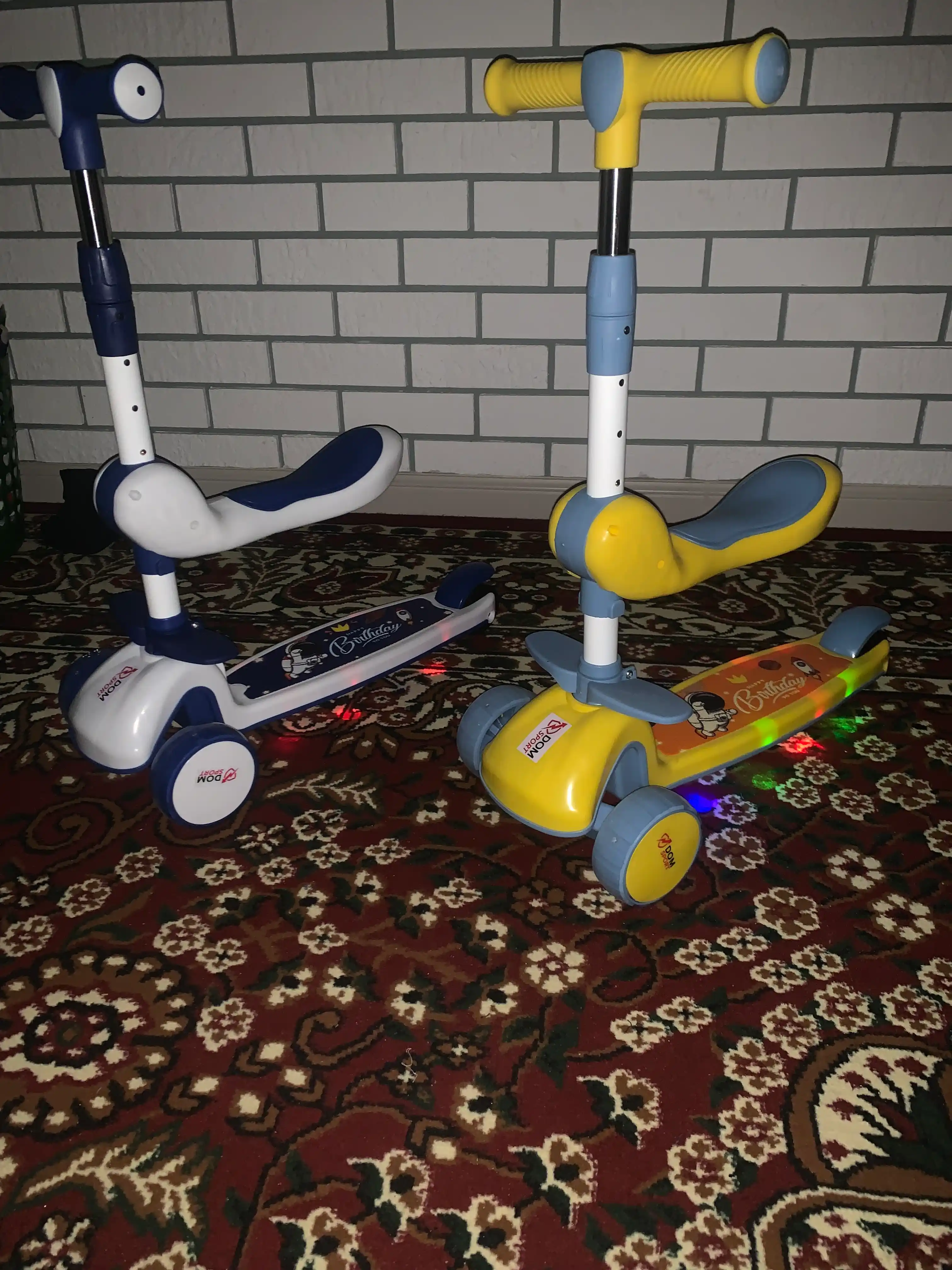 FIDGO bolalar samokati, uch g‘ildirakli, yoritish va sozlanadigan rul bilan