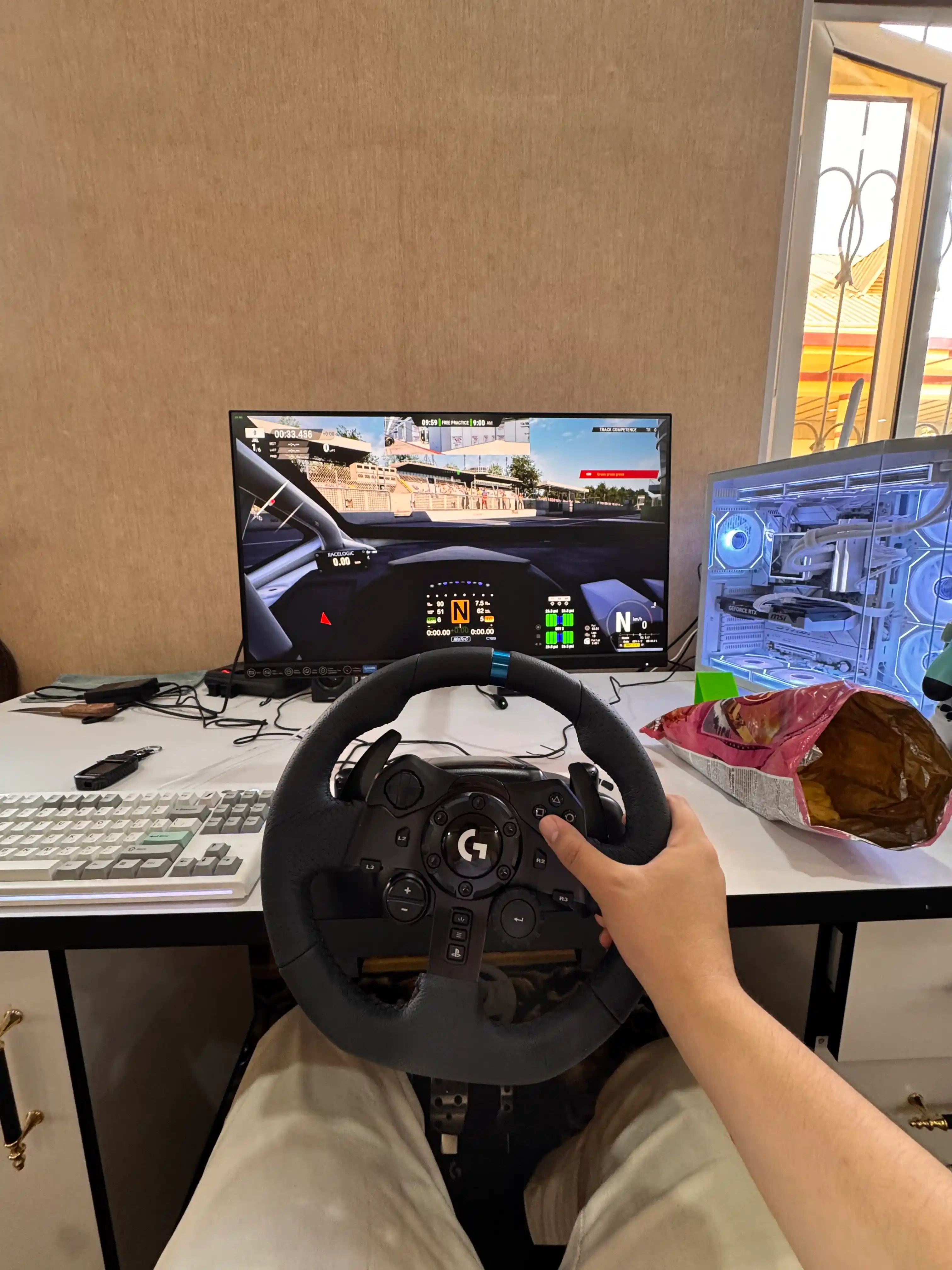 Logitech G923 Driving realistik Force Feedback tizimiga ega yangi avlod o‘yin ruli