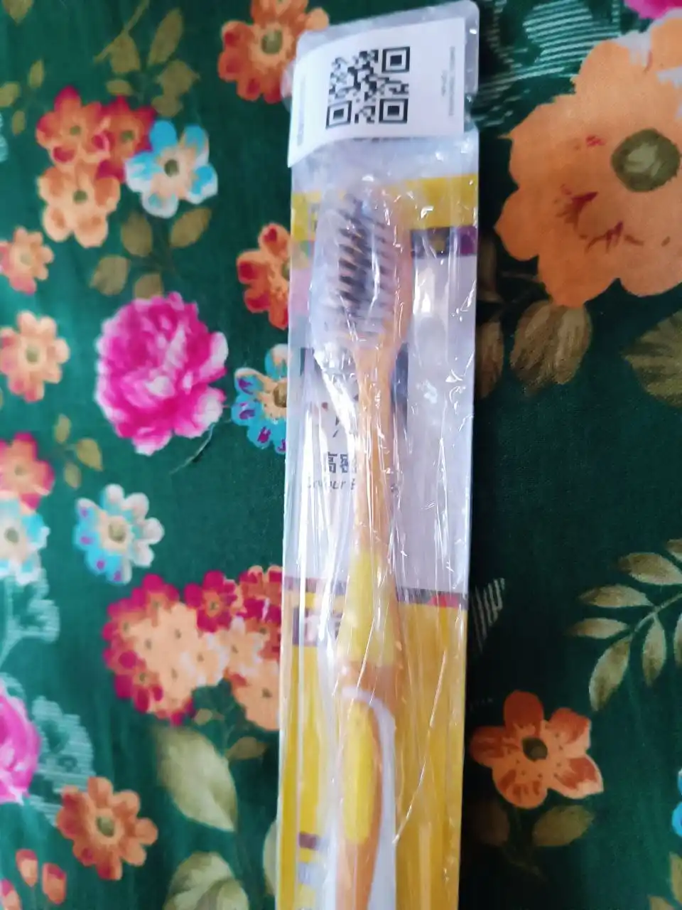 0,01 mm qalinlikdagi juda yupqa tukli yumshoq tish cho'tkasi, qopqoqli, 1 dona