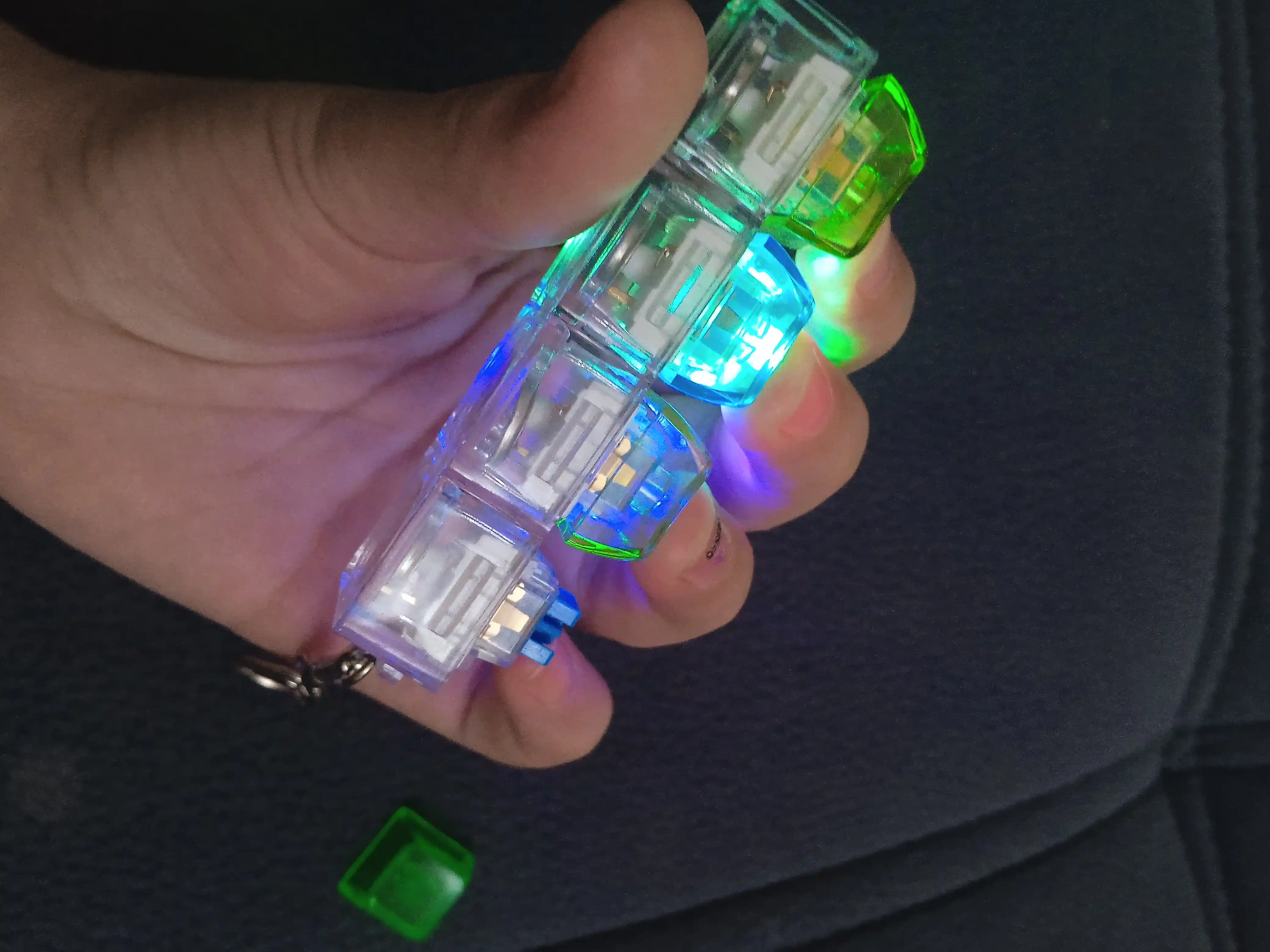 Stressga qarshi tugmalar, mini-keyboard switch brelok, 4 ta tugma, klik o‘yinchoq