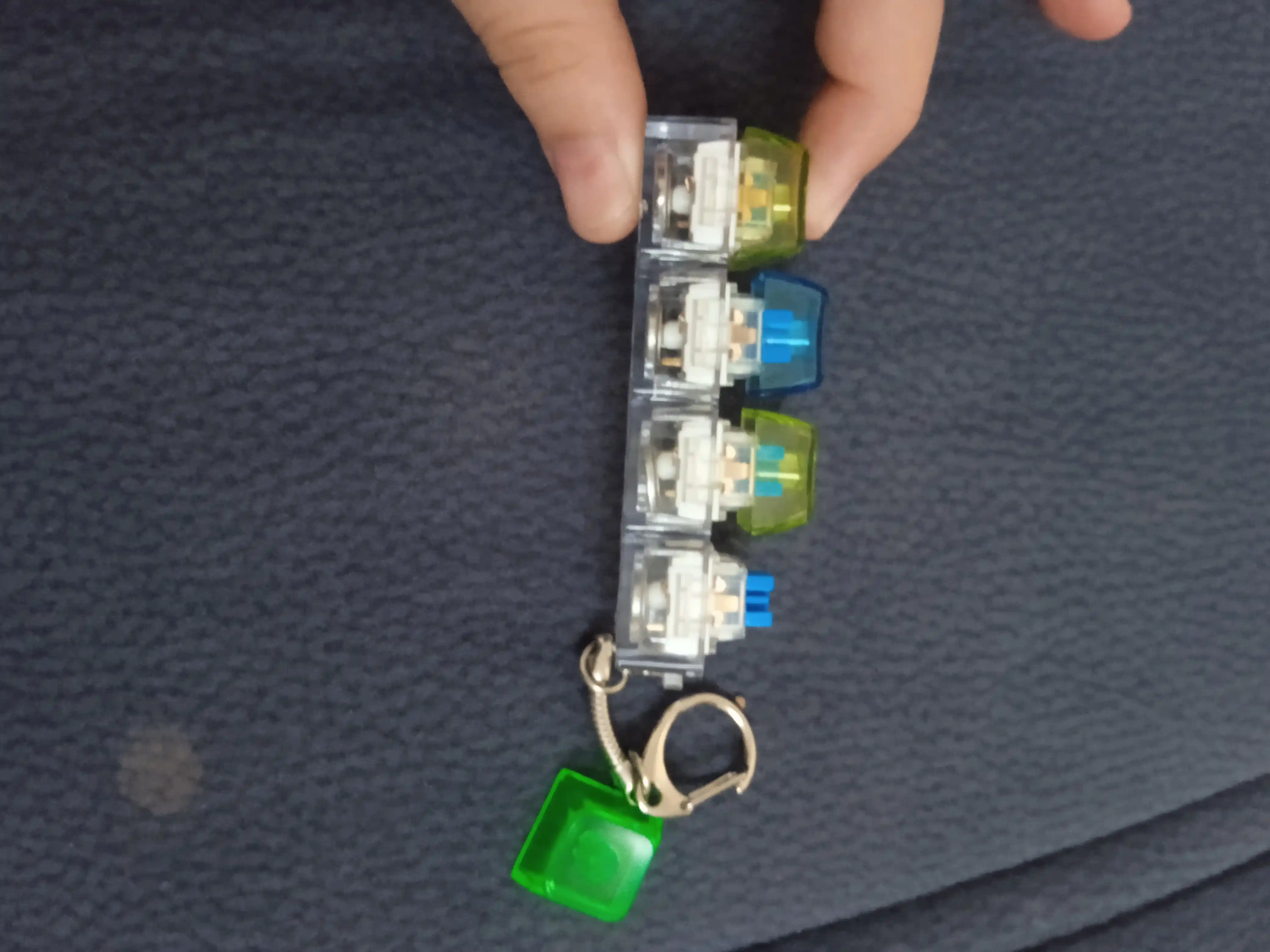 Stressga qarshi tugmalar, mini-keyboard switch brelok, 4 ta tugma, klik o‘yinchoq
