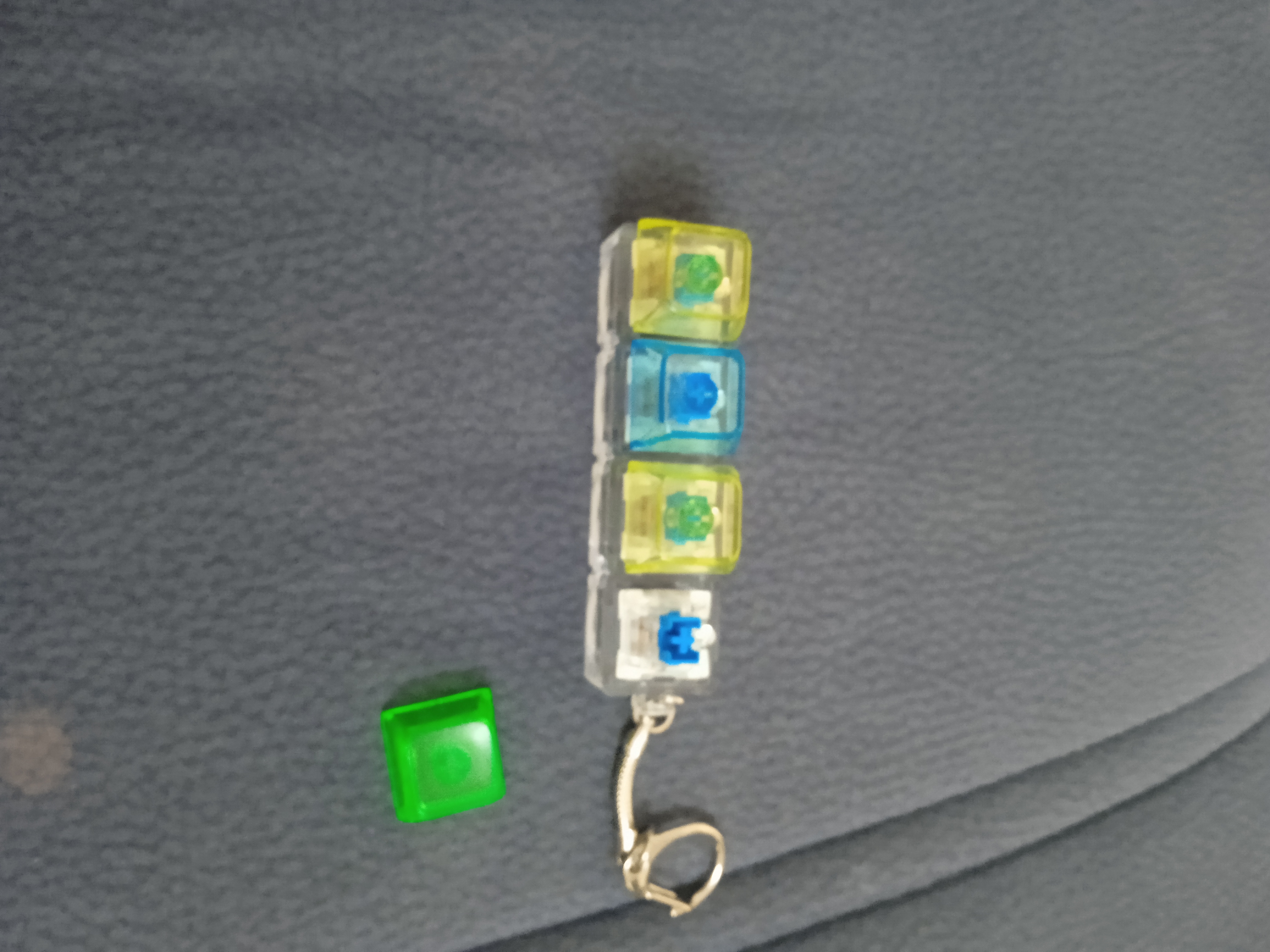 Stressga qarshi tugmalar, mini-keyboard switch brelok, 4 ta tugma, klik o‘yinchoq
