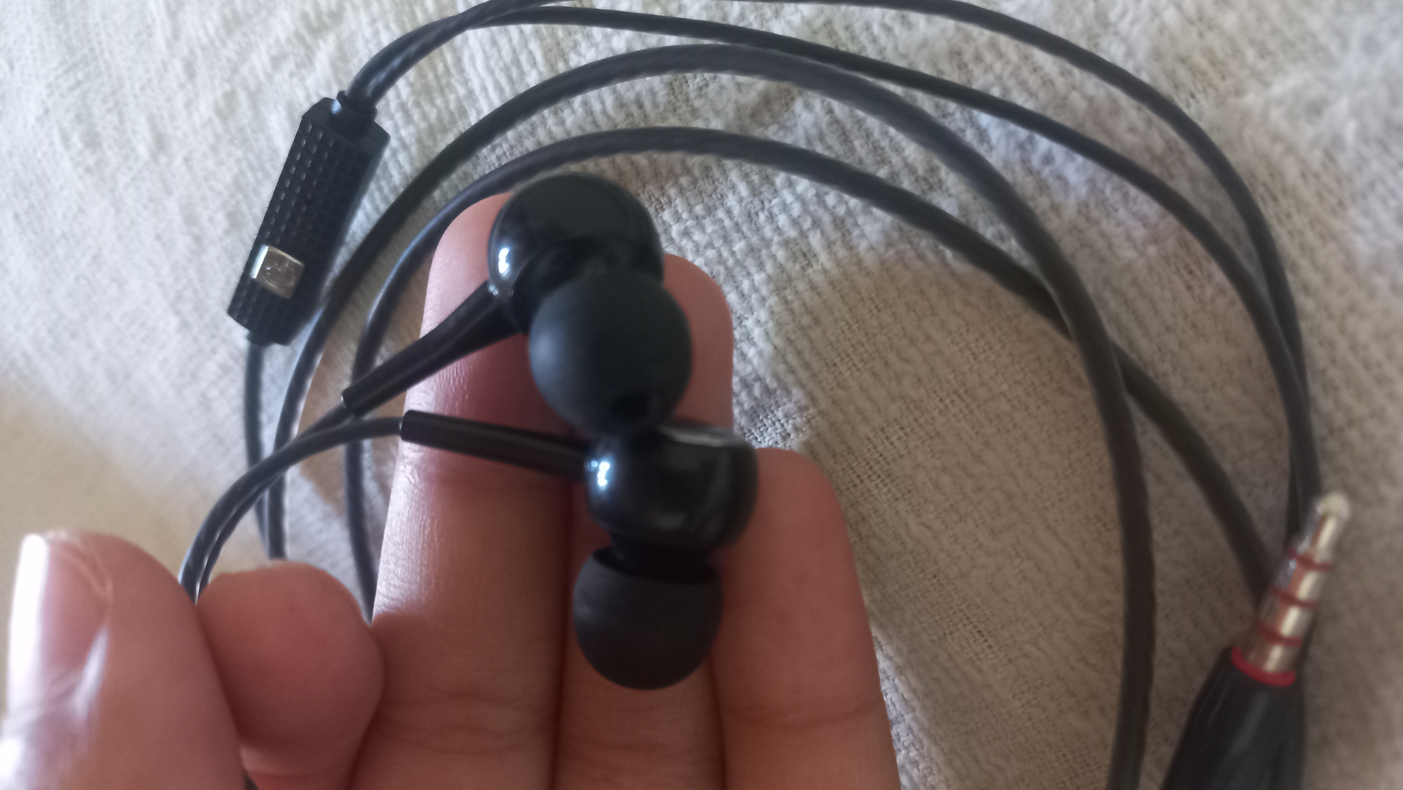 Simli quloqchin KIN K28, mikrofonli, 3.5mm jack, 10mm dinamik, 1.3m kabel