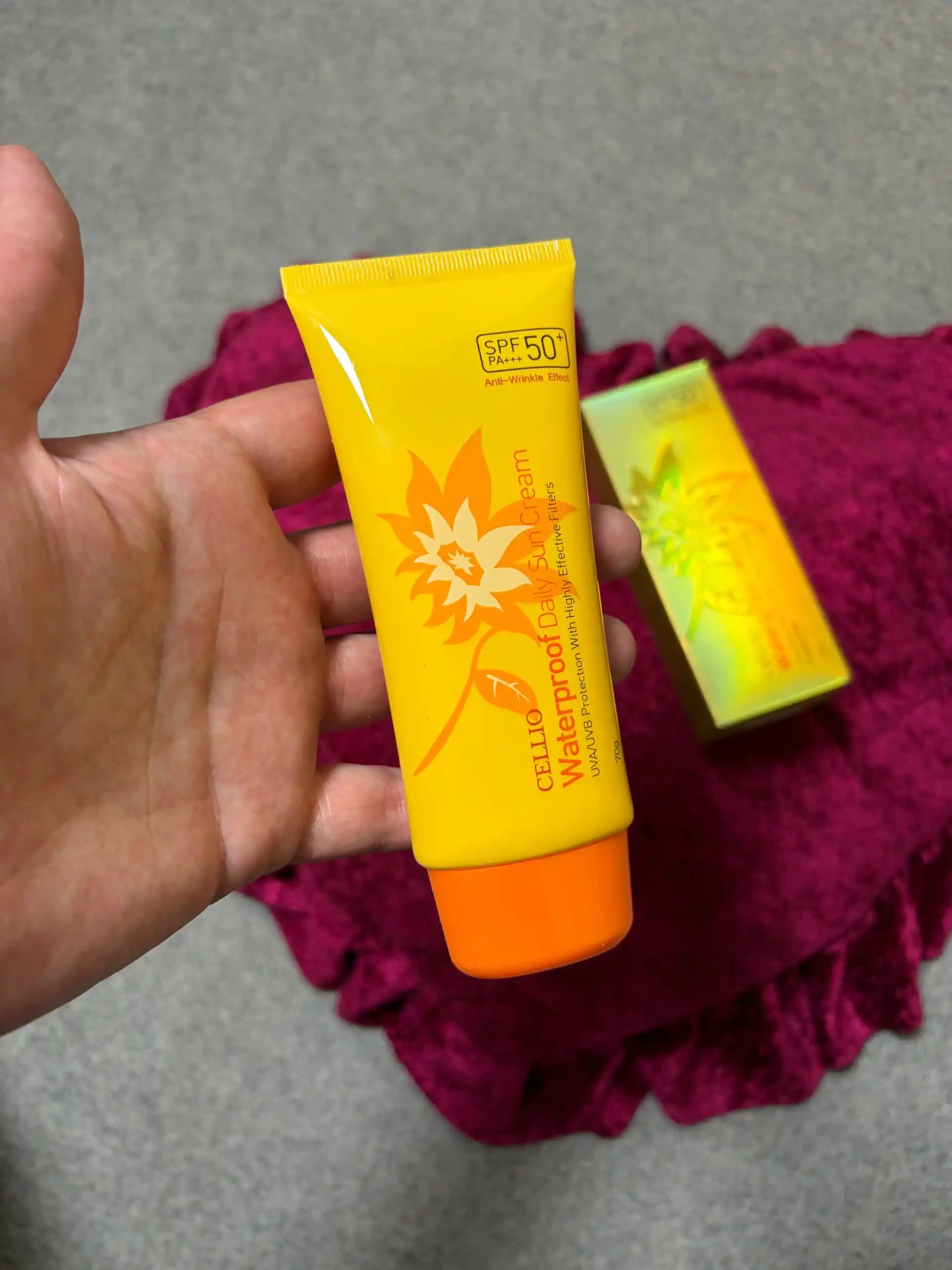 Yuz uchun namlantiruvchi va quyoshdan himoya qiluvchi krem, SPF 50+