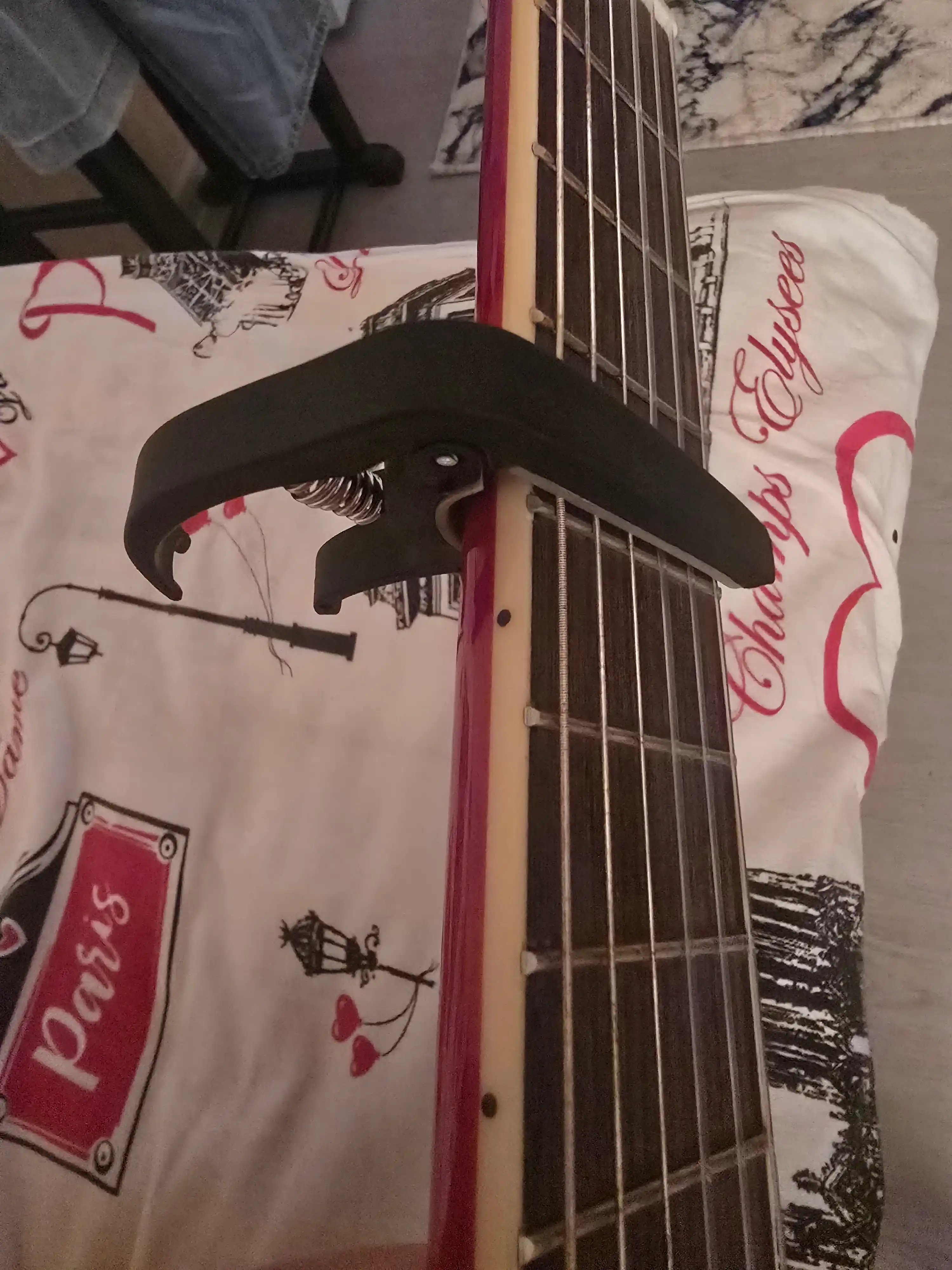 Gitara uchun kapodastr (Guitar Capo)