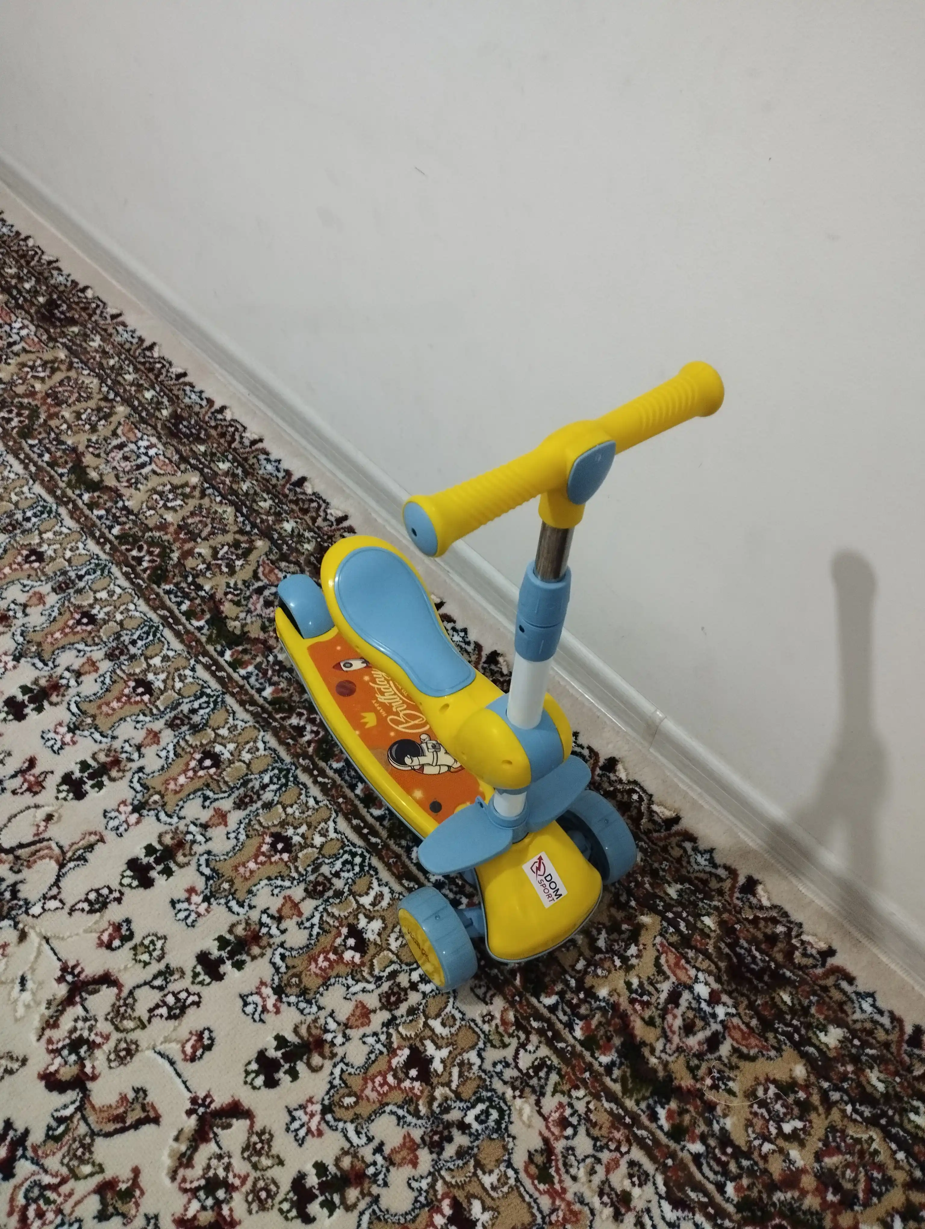 FIDGO bolalar samokati, uch g‘ildirakli, yoritish va sozlanadigan rul bilan