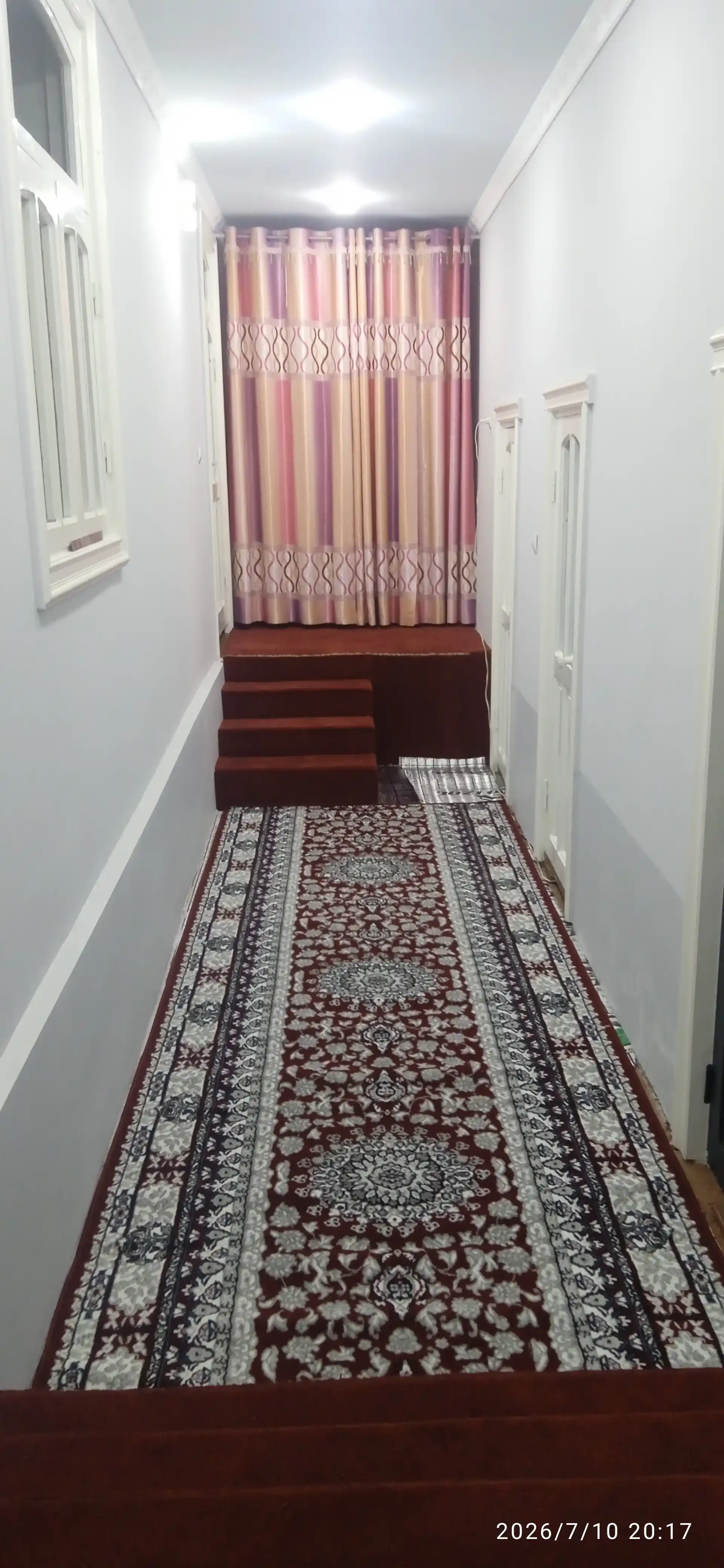 Qizil gulli yo'lak gilamlar