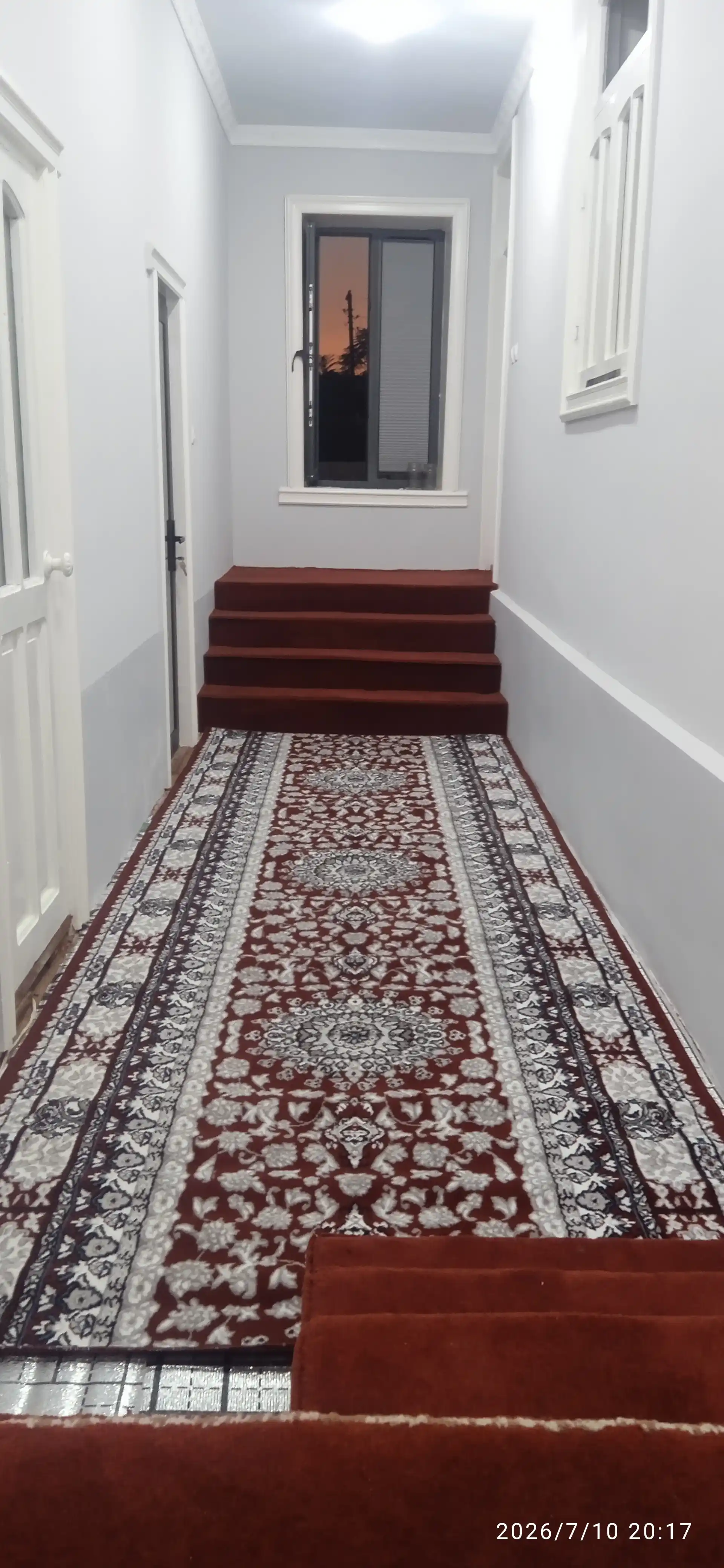 Qizil gulli yo'lak gilamlar