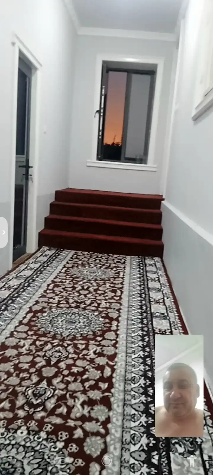 Qizil gulli yo'lak gilamlar