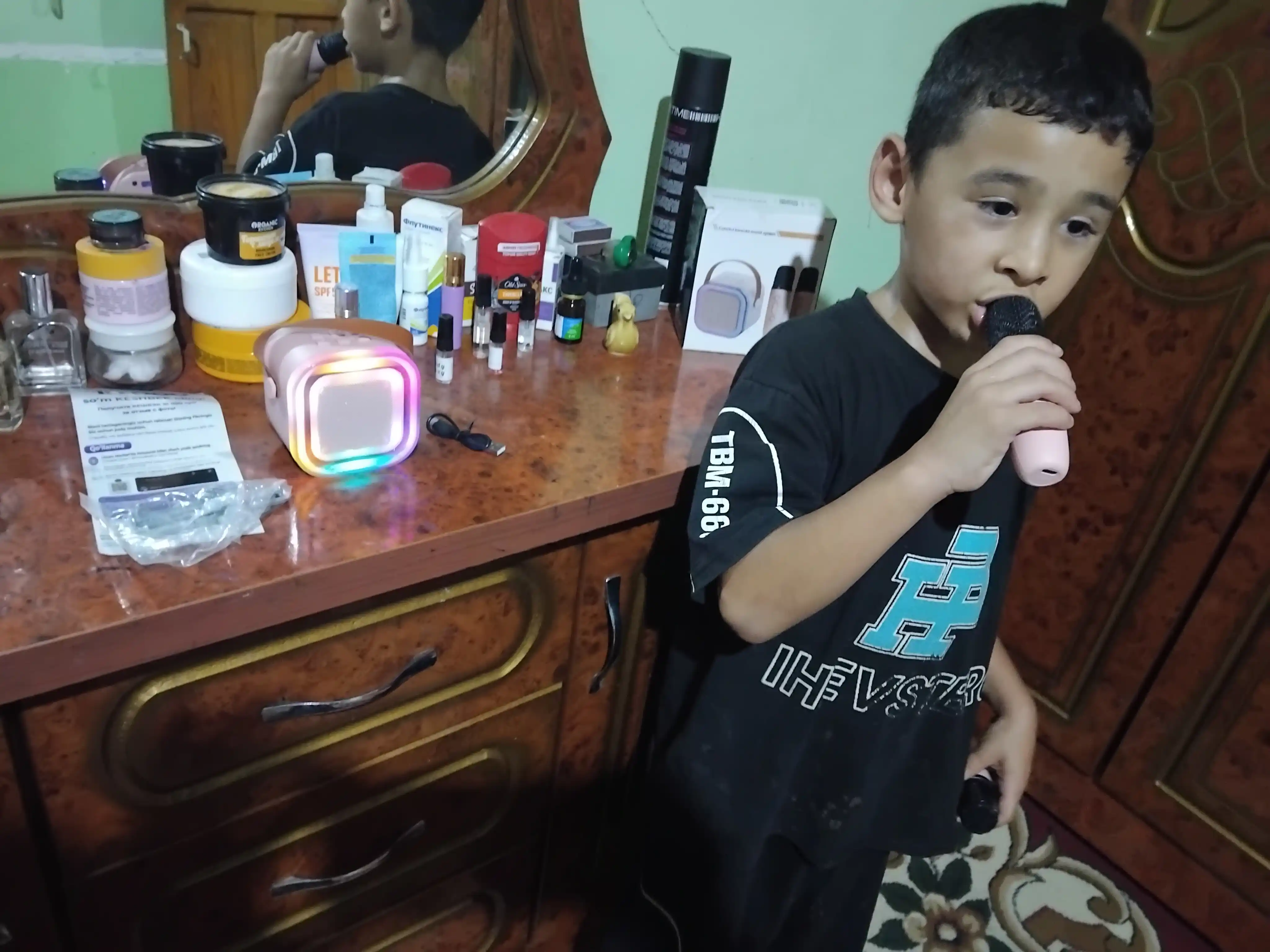 Musiqiy portativ karaoke kolonka, mini karaoke, Bluetooth, 2 simsiz mikrofon