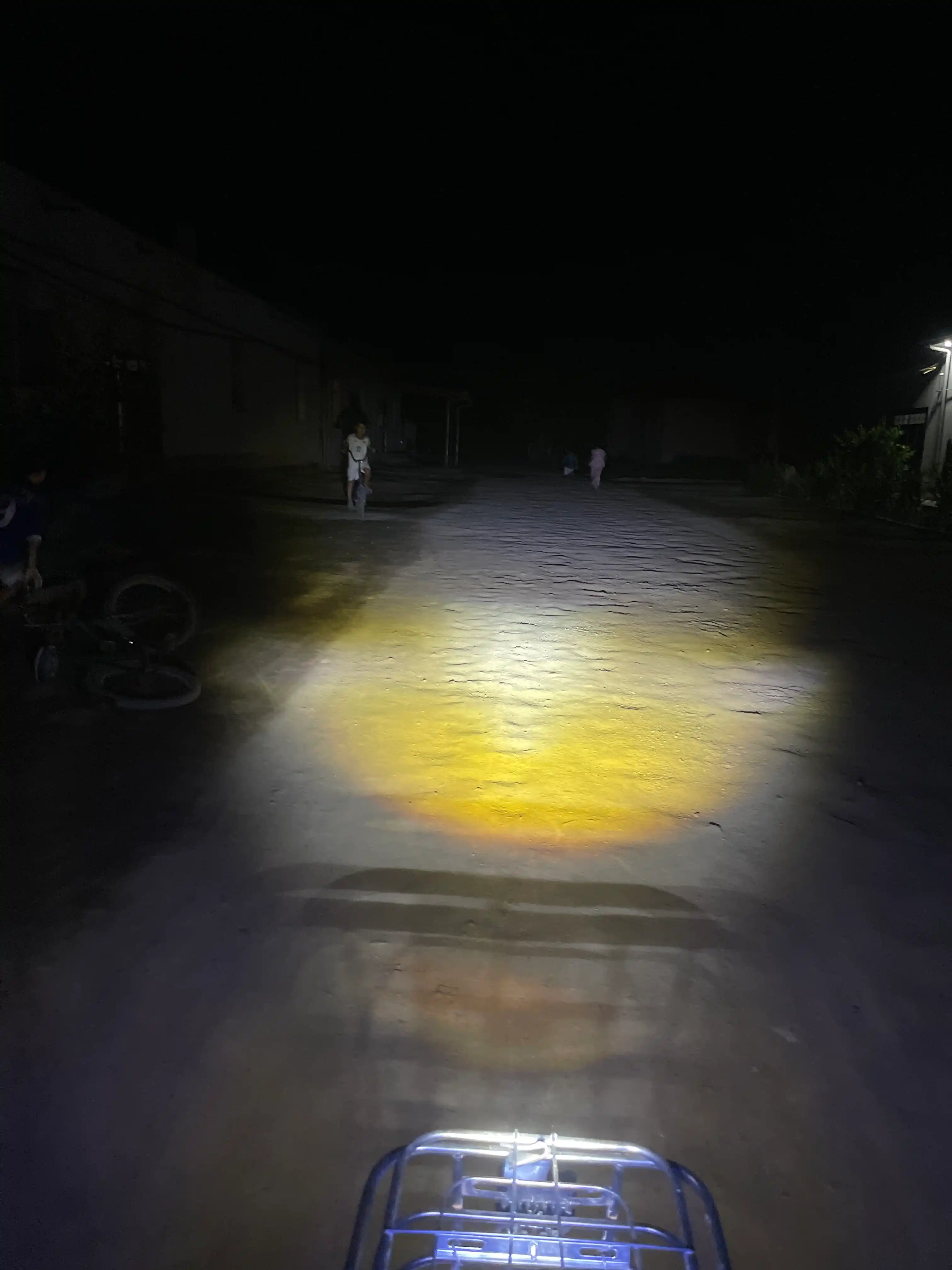 Avtomobilning old va orqa qismlari uchun LED chiroqlar