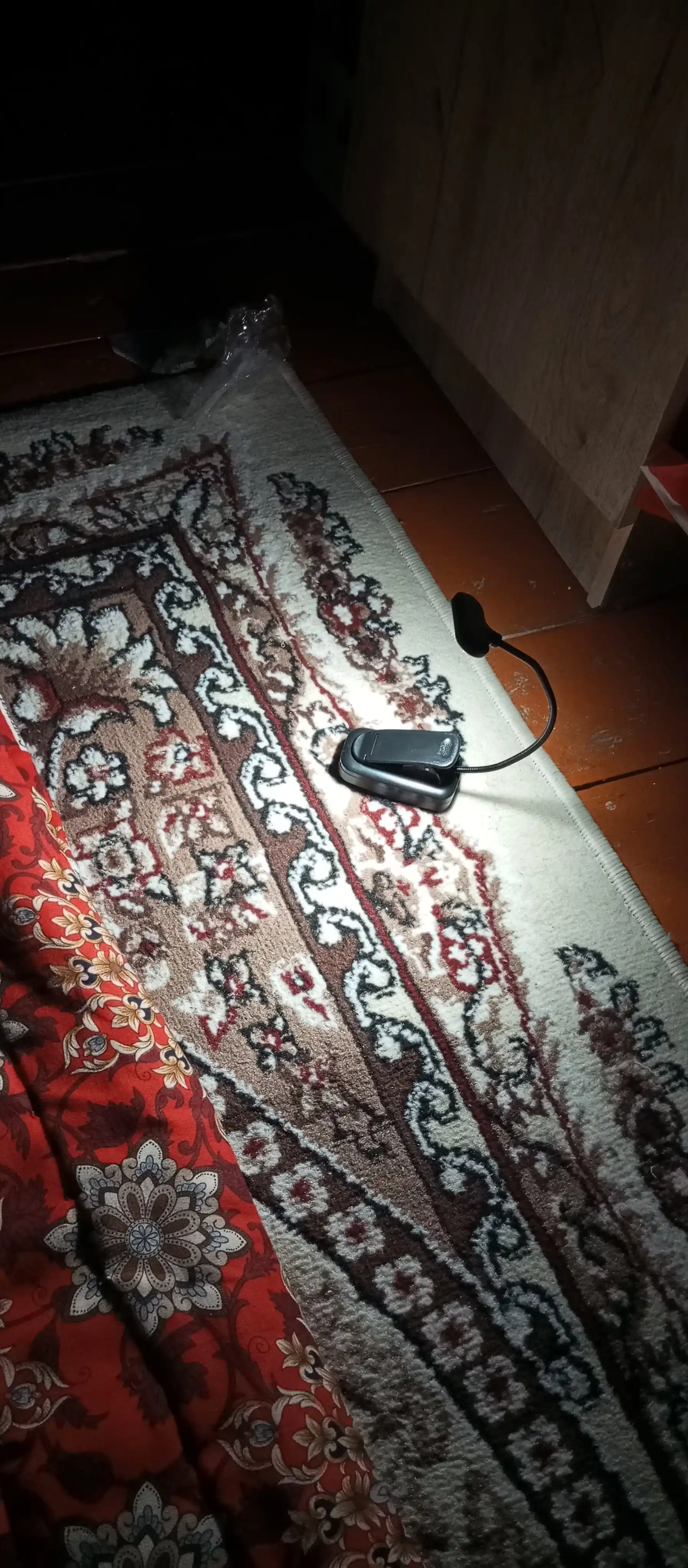 Simlarsiz, egiluvchan kitobxonlik chirog'i— kechasi qulay o‘qish uchun yorug‘lik manbai