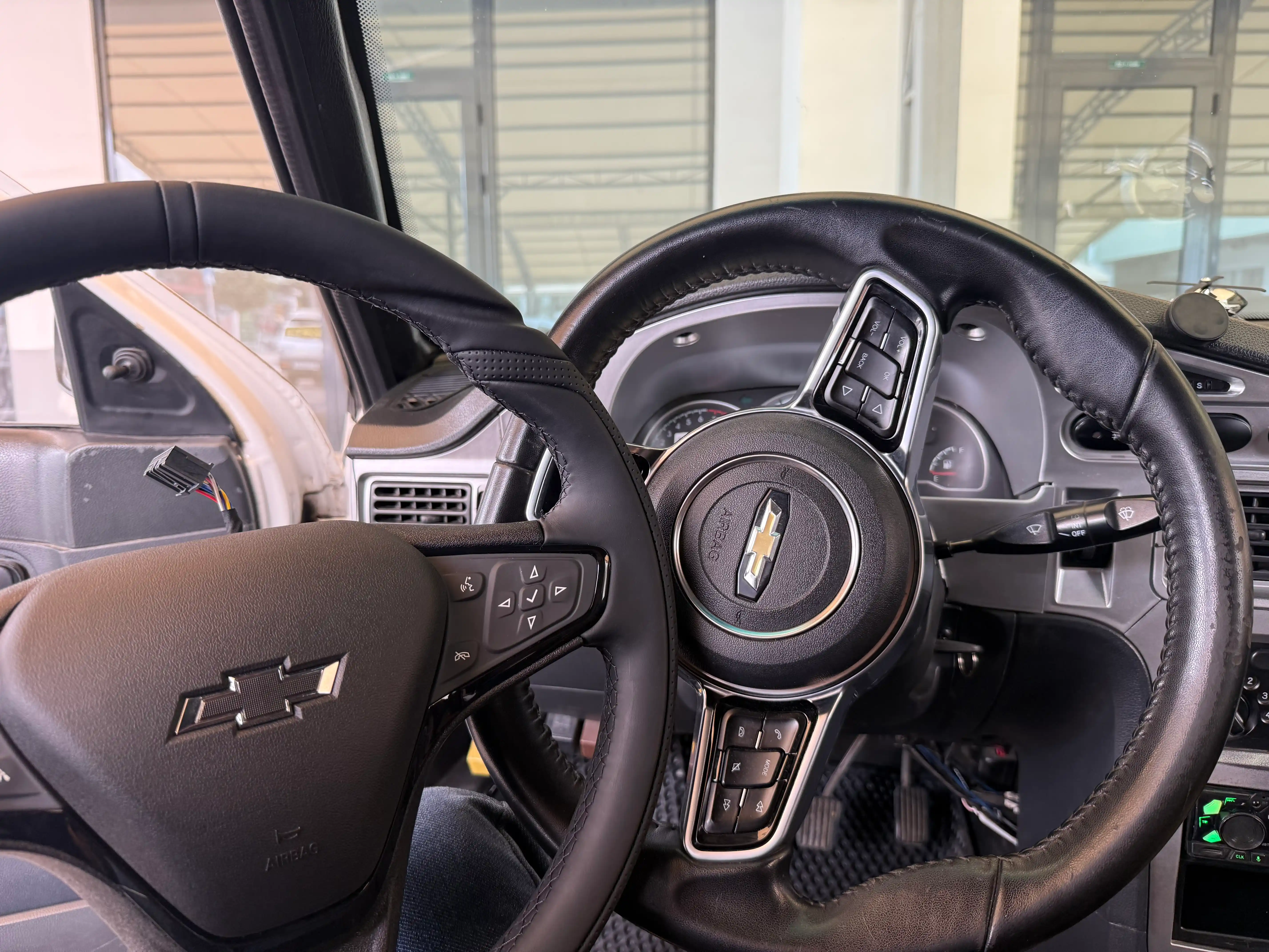 Руль для Chevrolet Malibu 2 с кнопками, черная экокожа