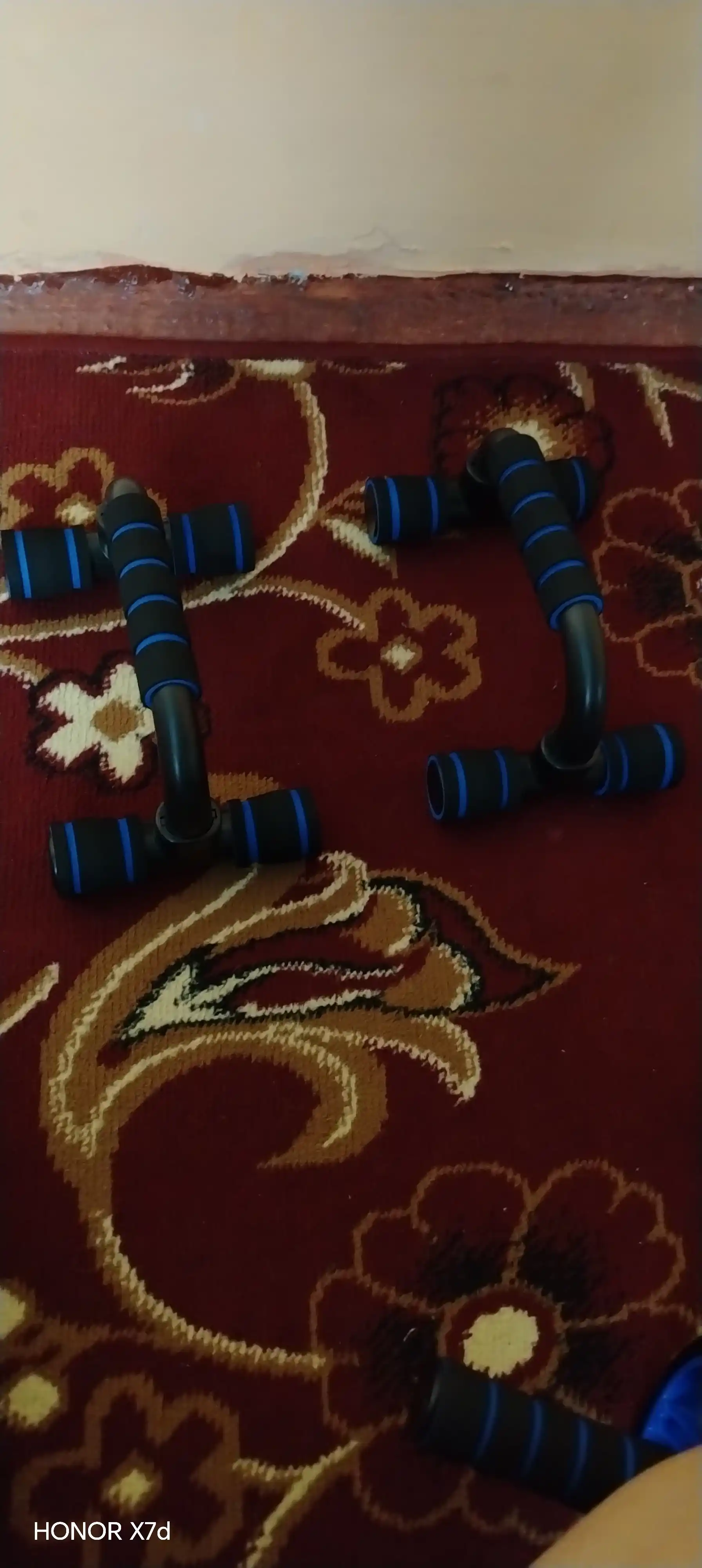 Fitnes to‘plami: press uchun rolik, qo‘llarni bukish uchun tayanchlar, 2 ta ekspander, sakrash arqoni