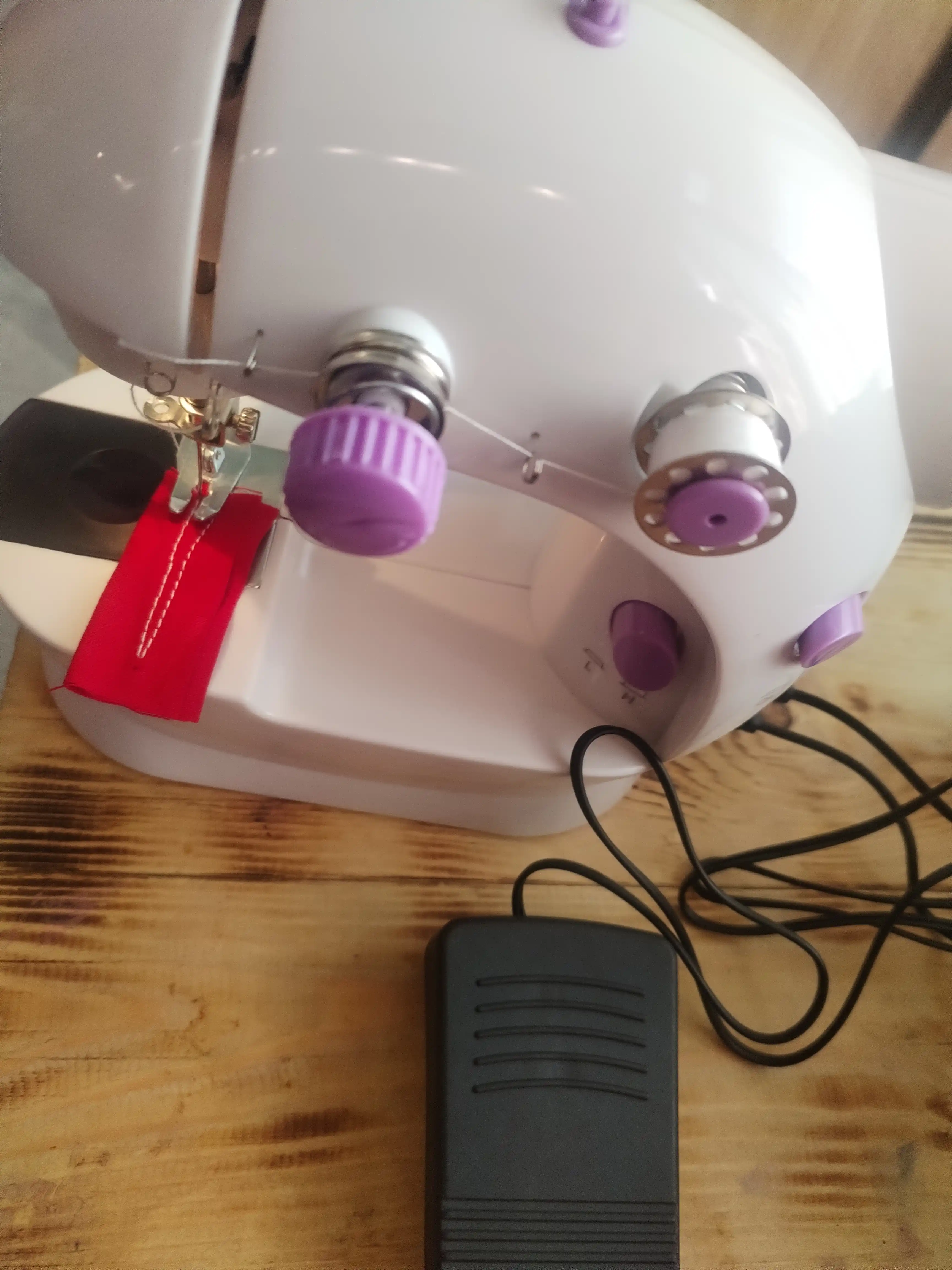 Tikuv mashinasi, mini, uy uchun pedalli va LED yoritgichli mini elektr tikuv mashinkasi