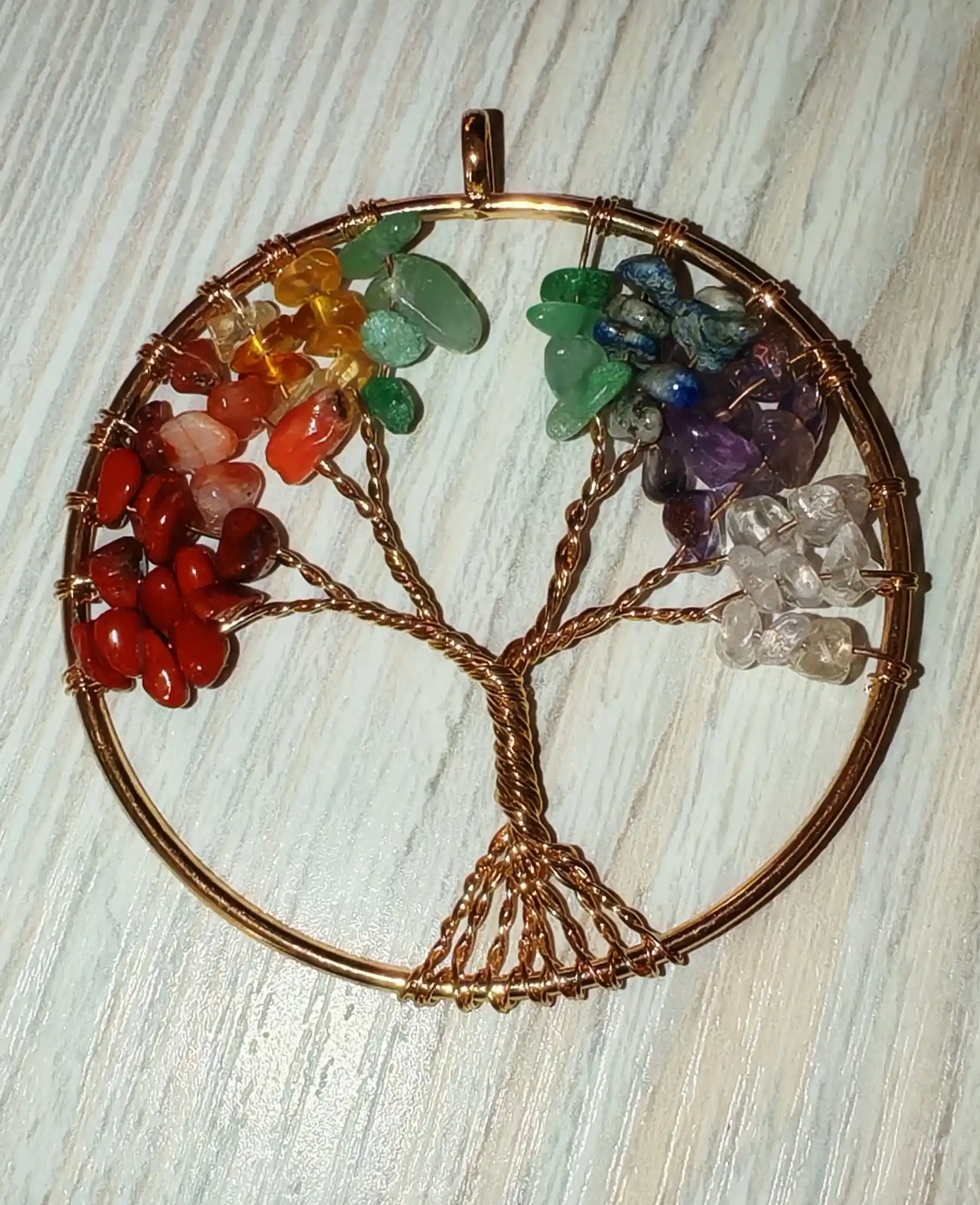 Hayot daraxti kuloni, 7 chakra tabiiy toshlardan, oltinrang bezakda