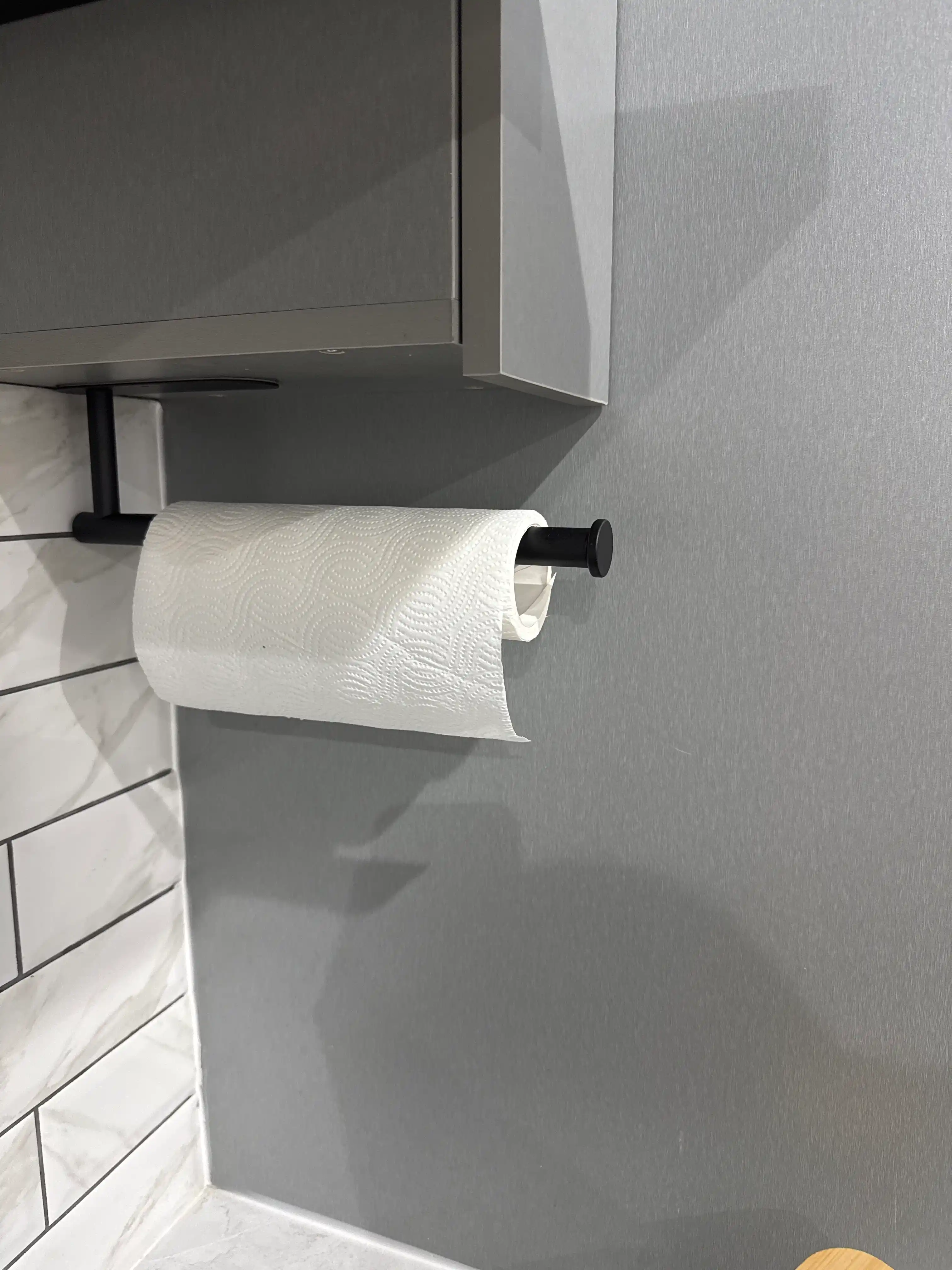 Sochiq tutqich, qog‘oz sochiq uchun o‘zi yelimlanadigan tutqich