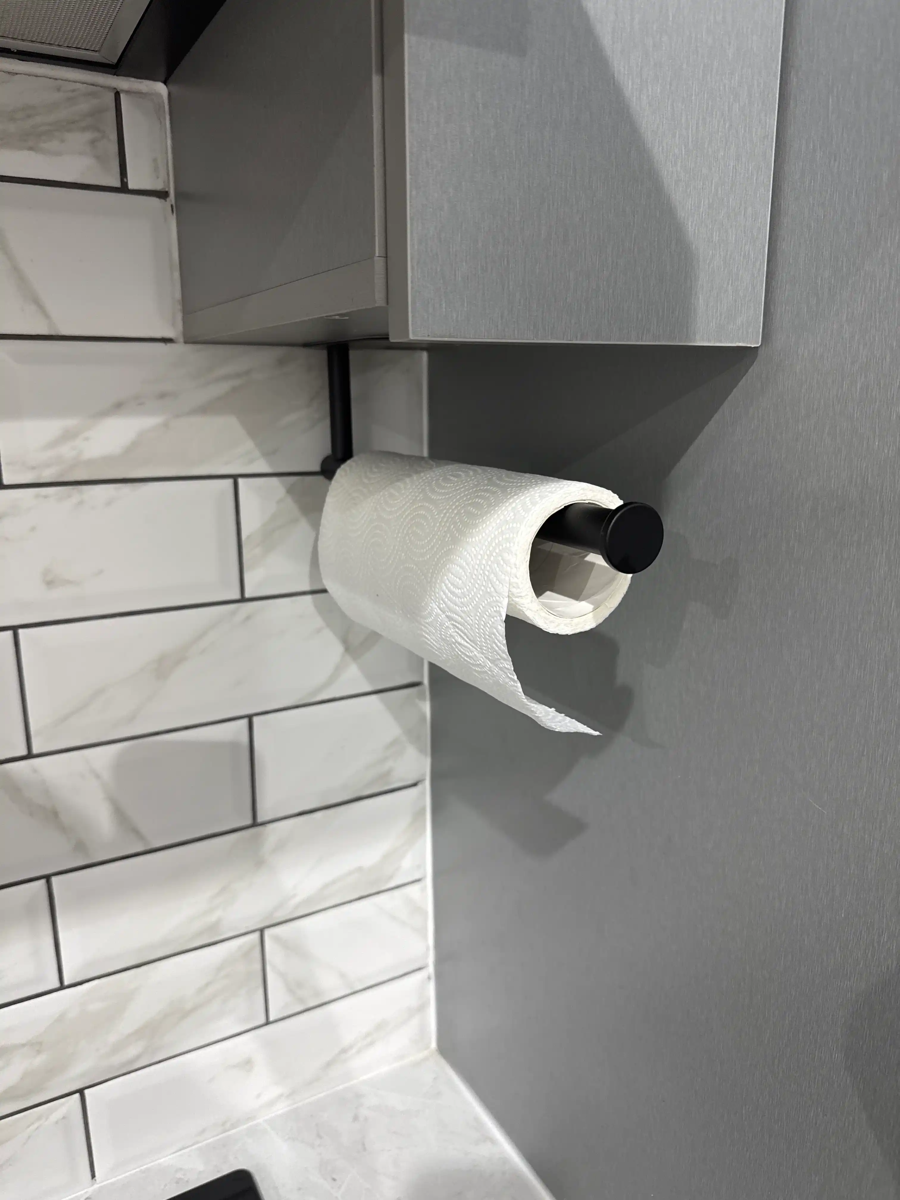 Sochiq tutqich, qog‘oz sochiq uchun o‘zi yelimlanadigan tutqich