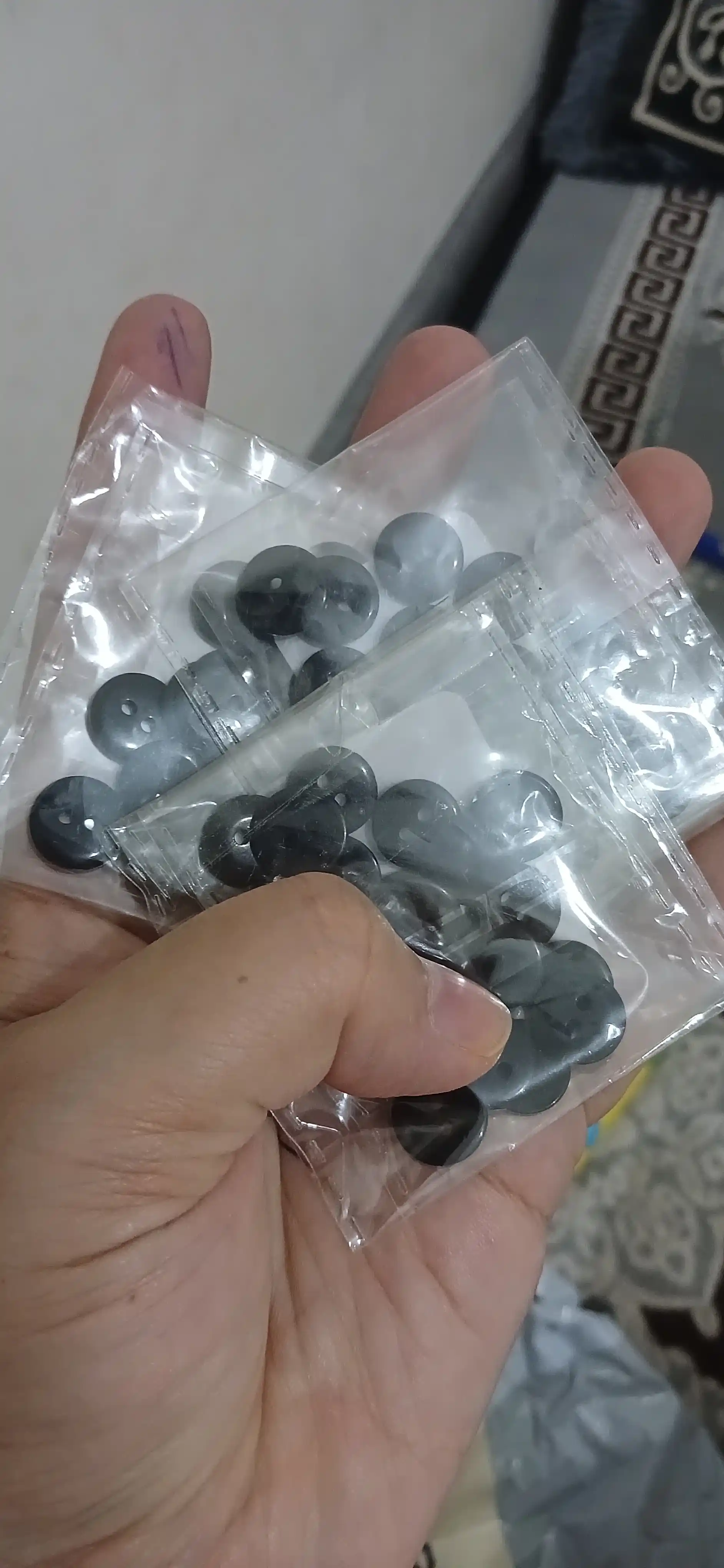 Plastik tugmalar, 2 ta teshikli