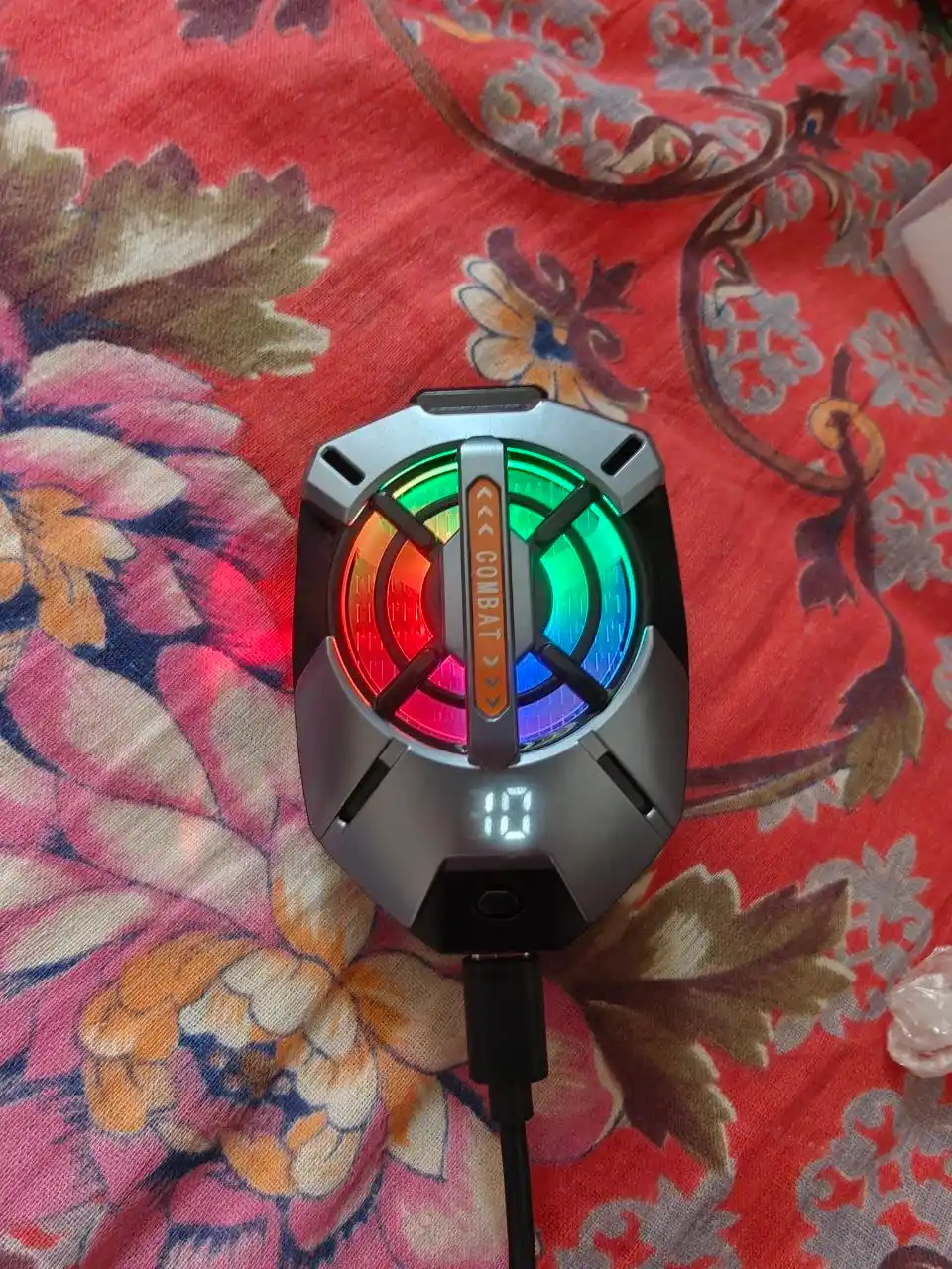 Кулер для смартфона с RGB-подсветкой и цифровым дисплеем