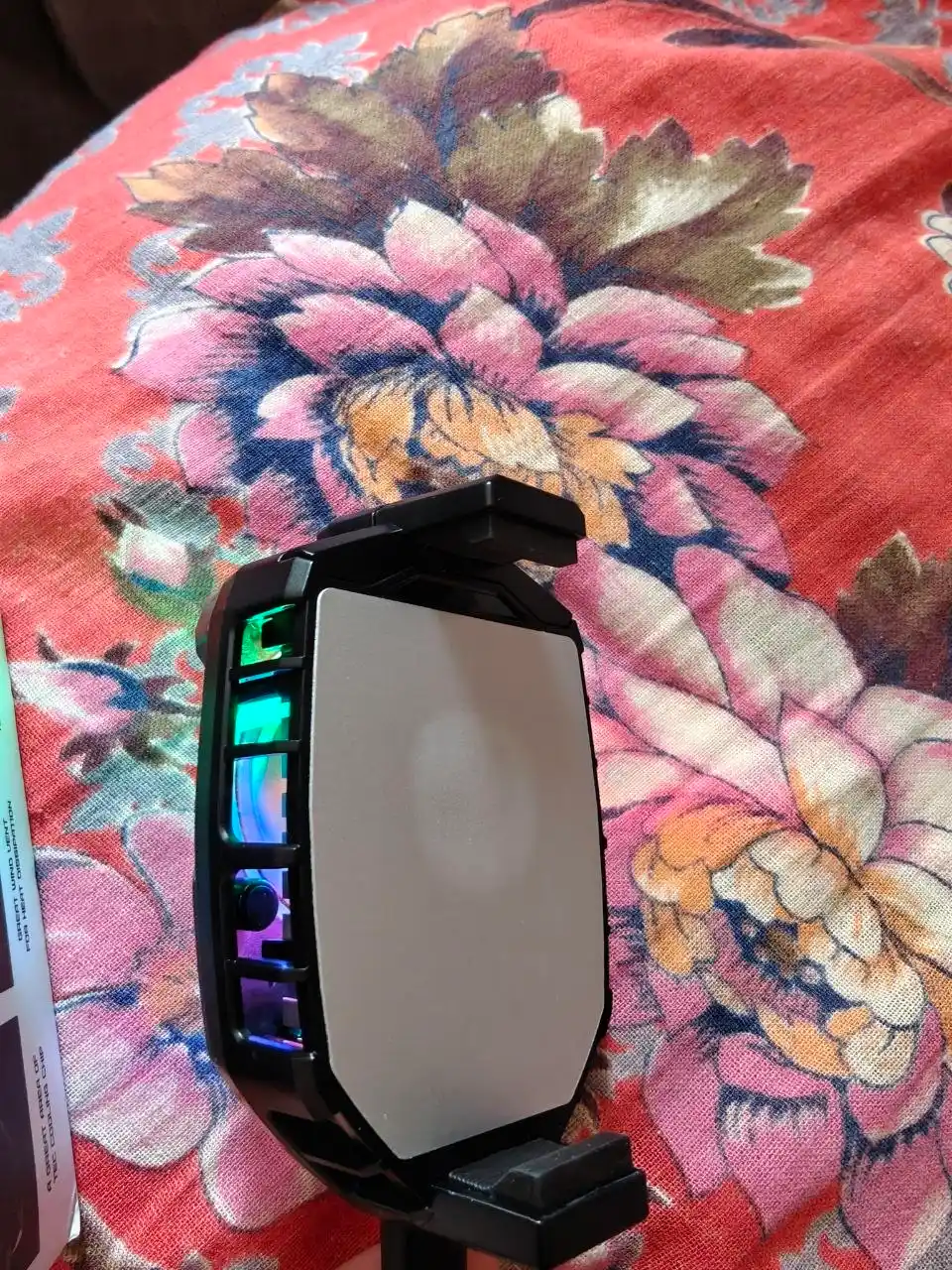 Кулер для смартфона с RGB-подсветкой и цифровым дисплеем
