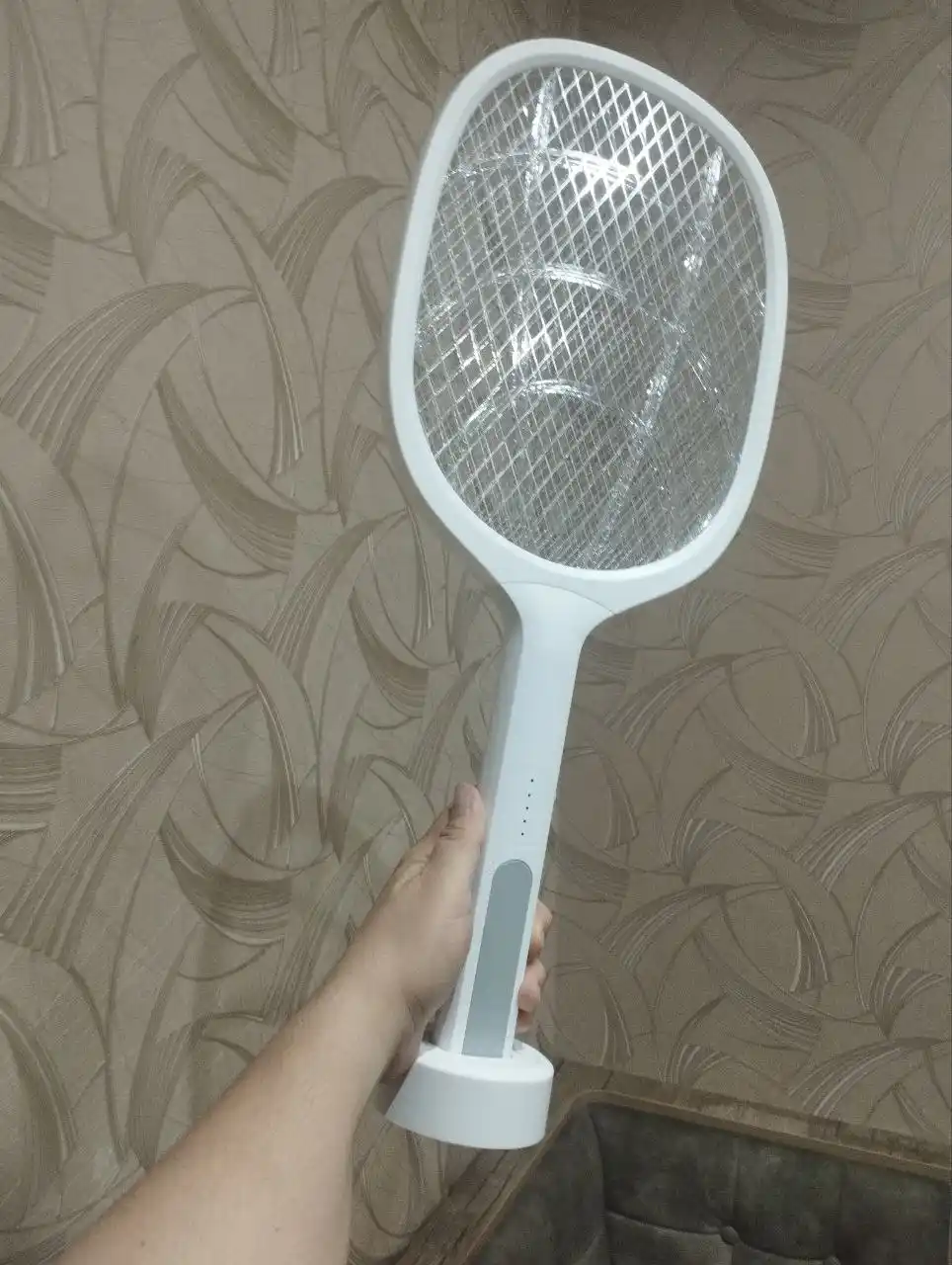 Chivin va pashshadan himoya qiluvchi elektr pashsha o'ldirgichi, ultrabinafsha nuri bilan