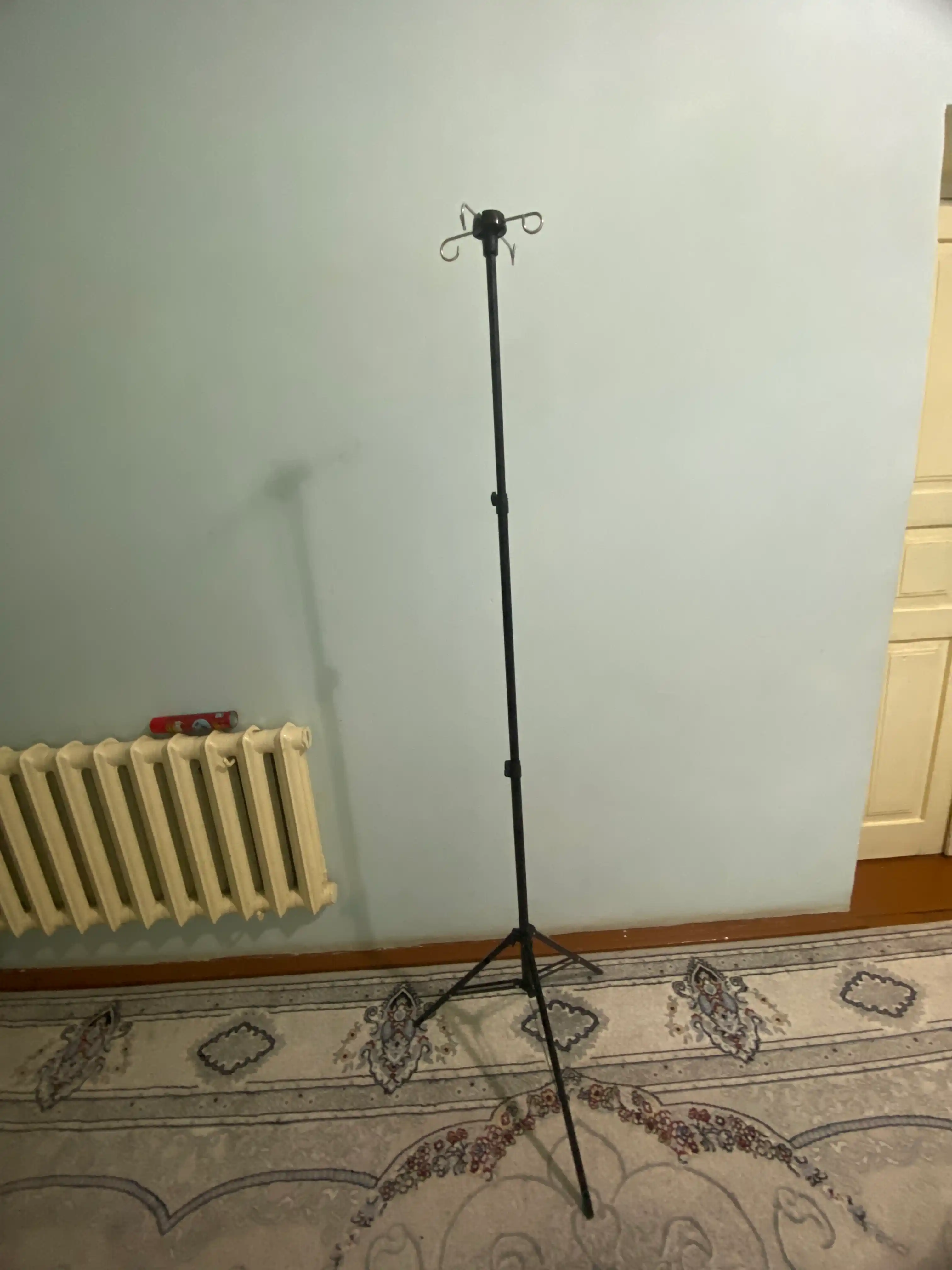 Uzoq muddatli infuziyalar uchun teleskopik tibbiy tomchilatuvchi tripod tomchi tokchasi