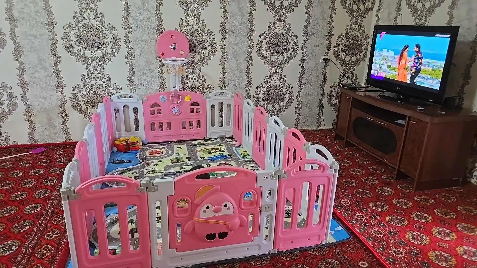 DOM BABY bolalar o'yin maydonchasi manej, gilamcha va 100 ta to'p bilan, 186x229 sm