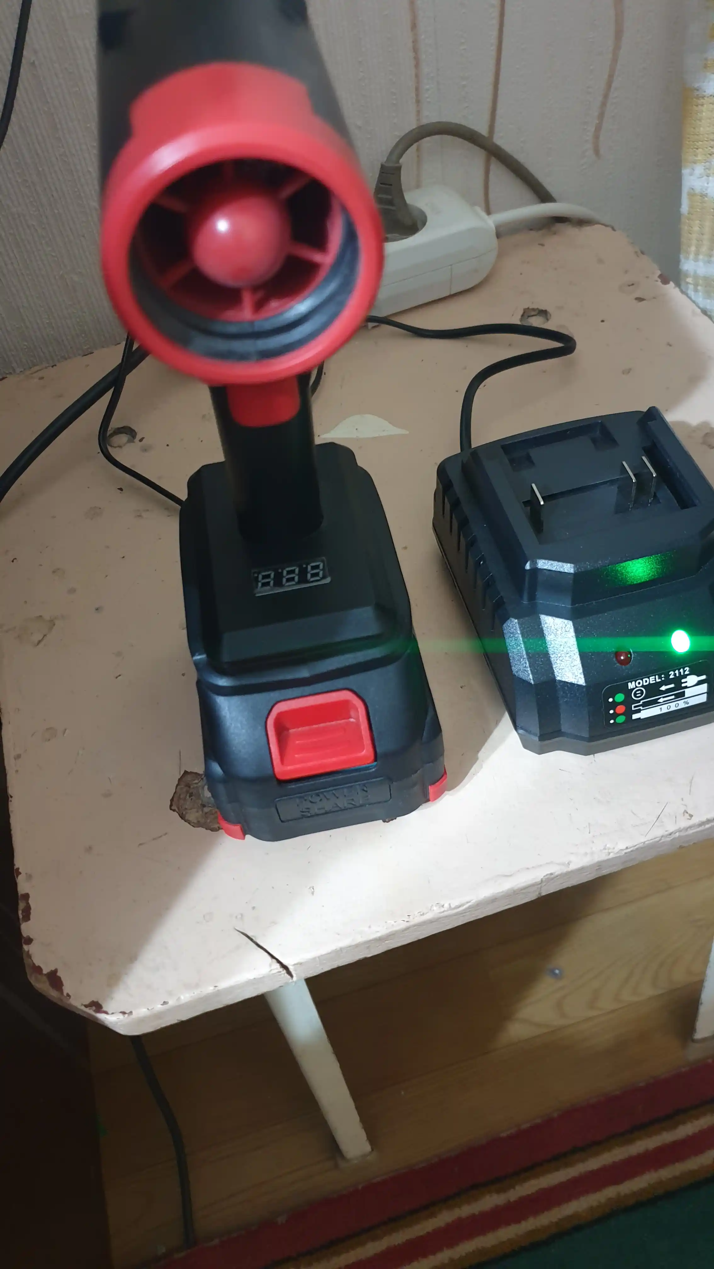 Havo puflagich quvvati 5000 Vt. Akkumulyator 20000 mA/soat. Cho‘tkasiz