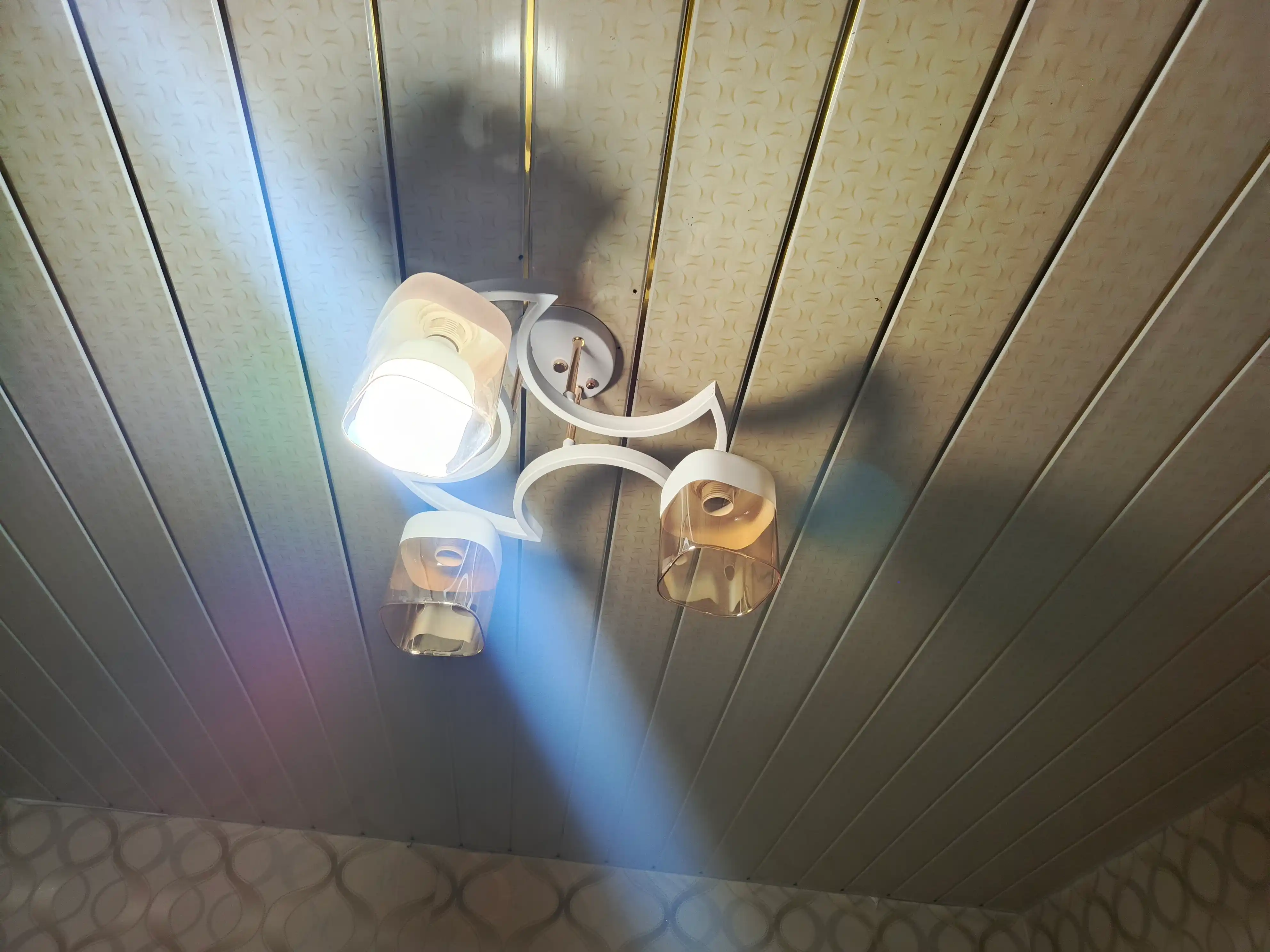 Shift qandil E27 2/3/5 ta lampa, 25 m² gacha, metall karkas, shisha plafon