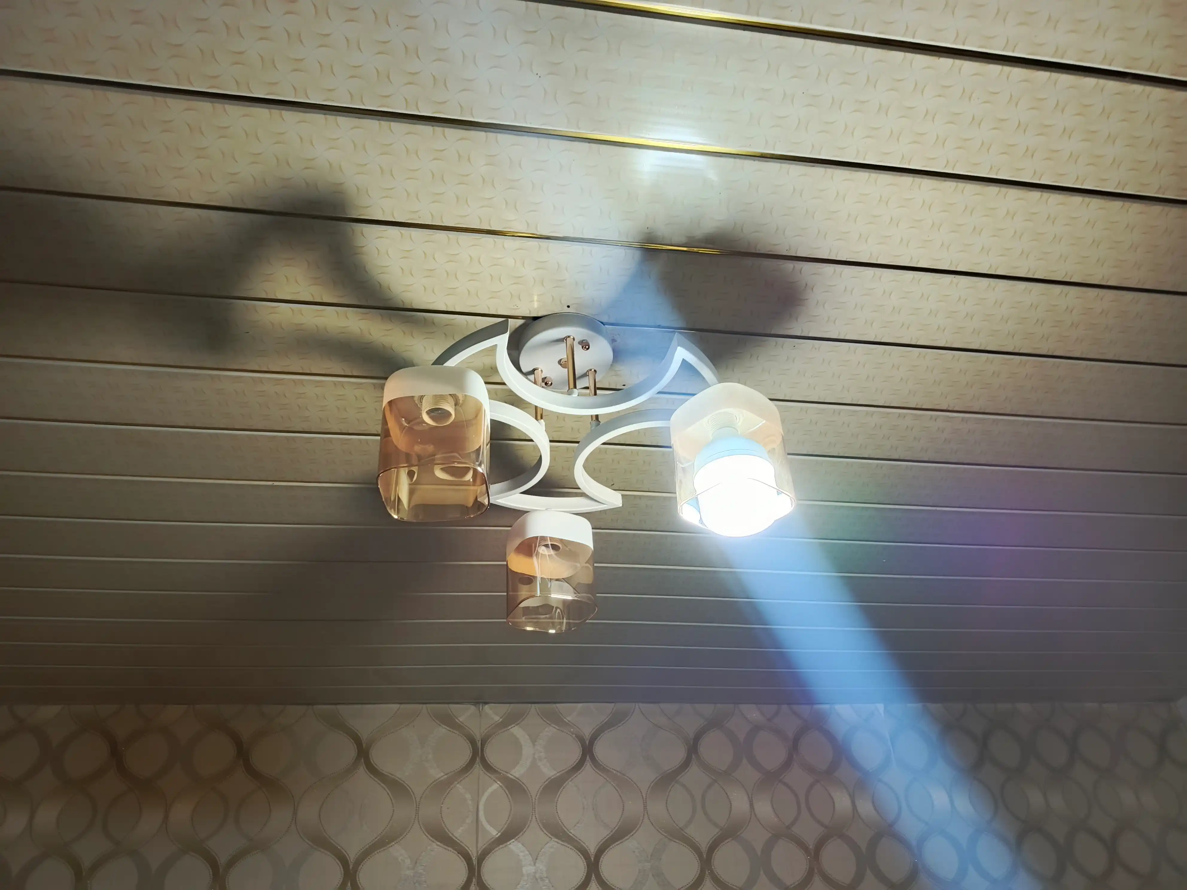 Shift qandil E27 2/3/5 ta lampa, 25 m² gacha, metall karkas, shisha plafon