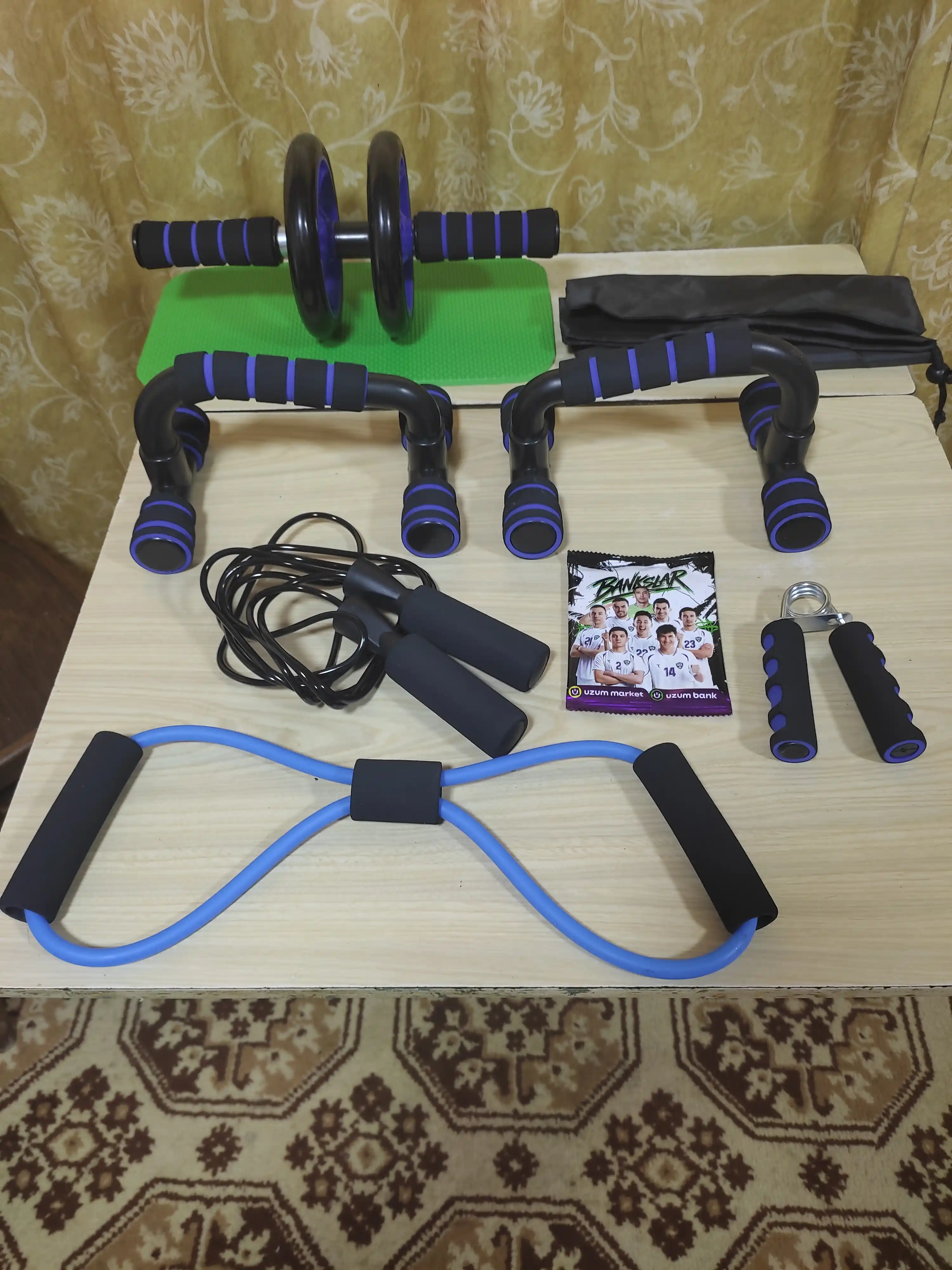 Fitnes to‘plami: press uchun rolik, qo‘llarni bukish uchun tayanchlar, 2 ta ekspander, sakrash arqoni