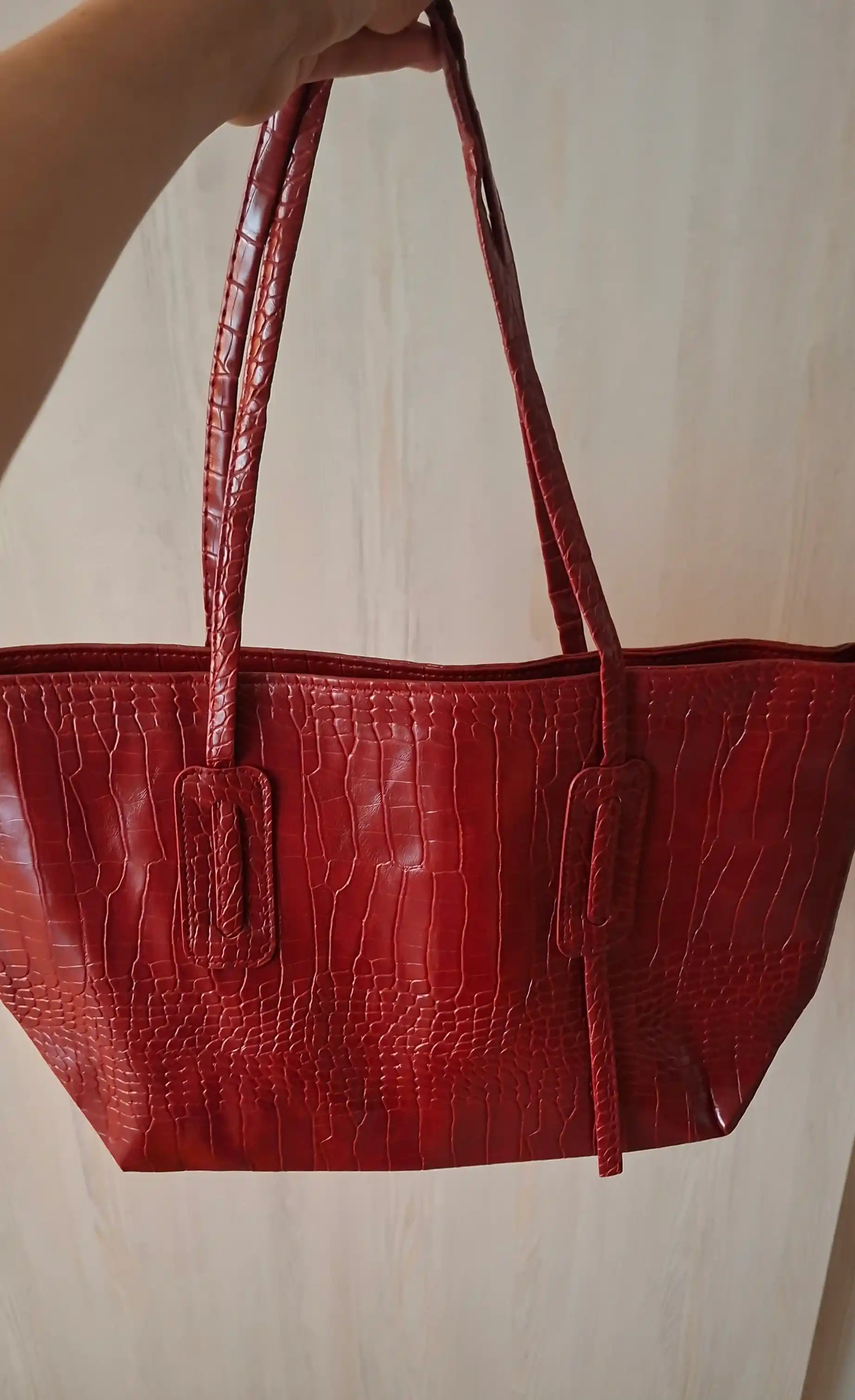 Ayollar uchun laklangan shopper sumka ZARMINA, eko-charm, krokodil teksturali, qora