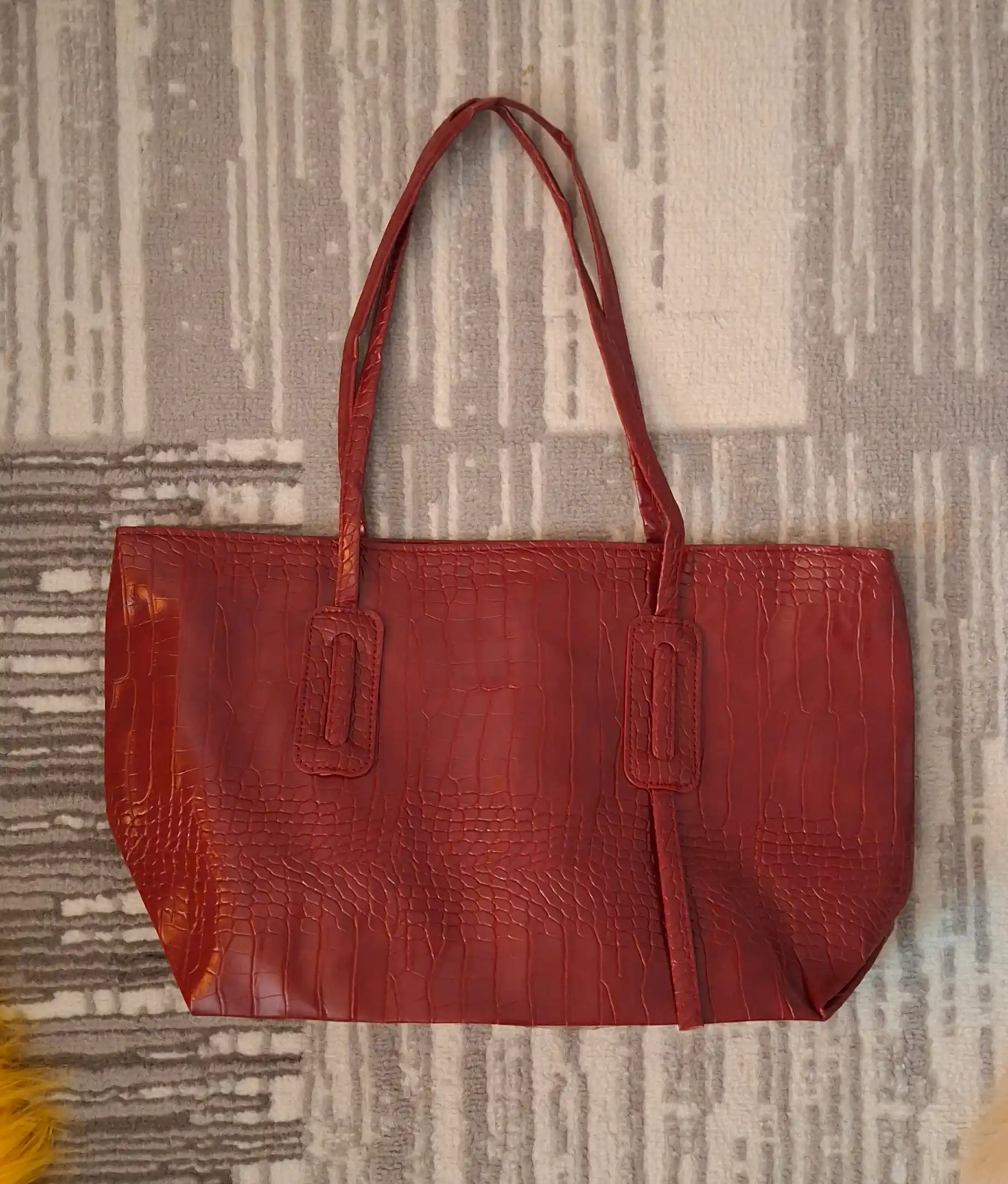Ayollar uchun laklangan shopper sumka ZARMINA, eko-charm, krokodil teksturali, qora
